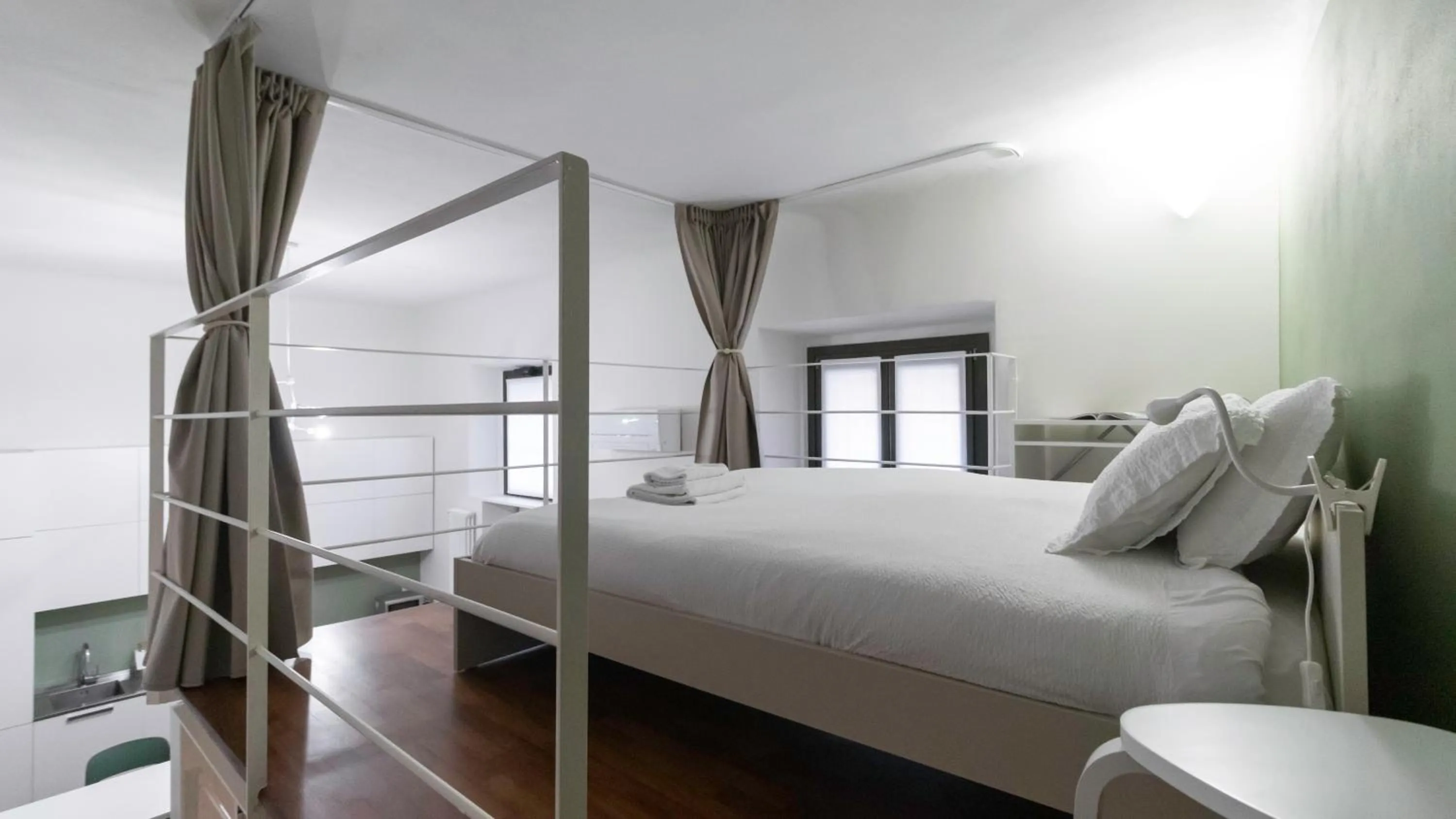 Photo of the whole room, Bed in Italianway - Piero della Francesca 19