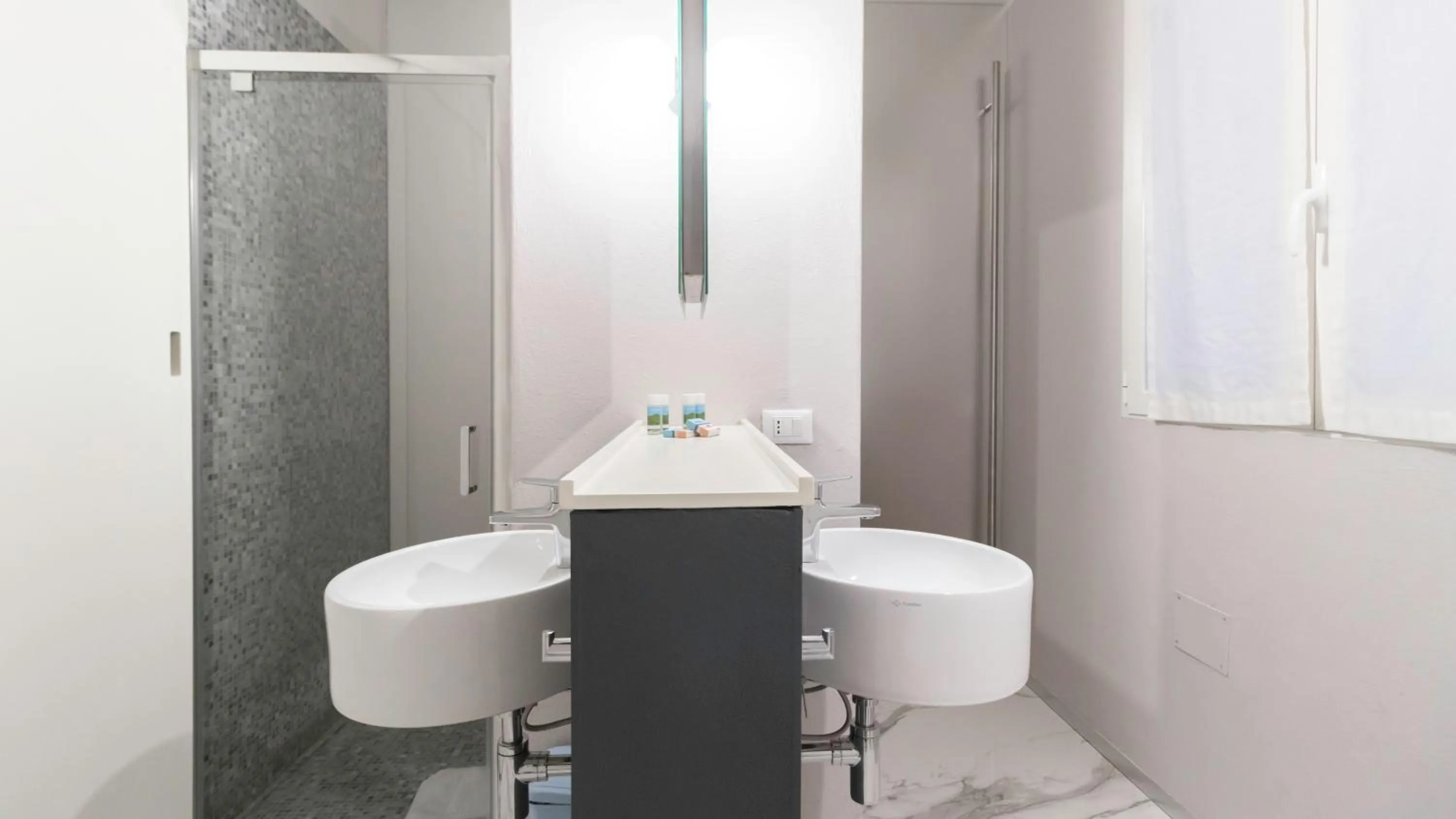 Bathroom in Italianway - Piero della Francesca 19