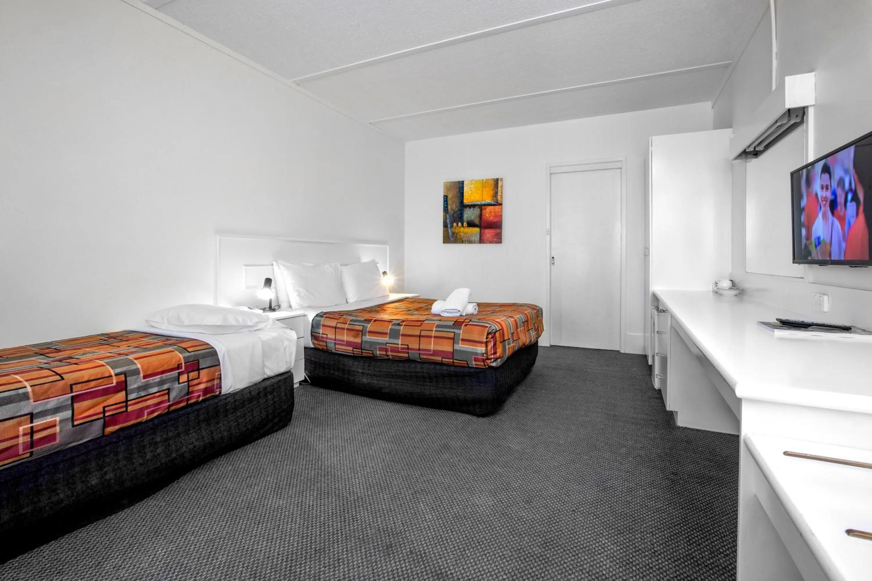 Bed in Parkside Inn Motel