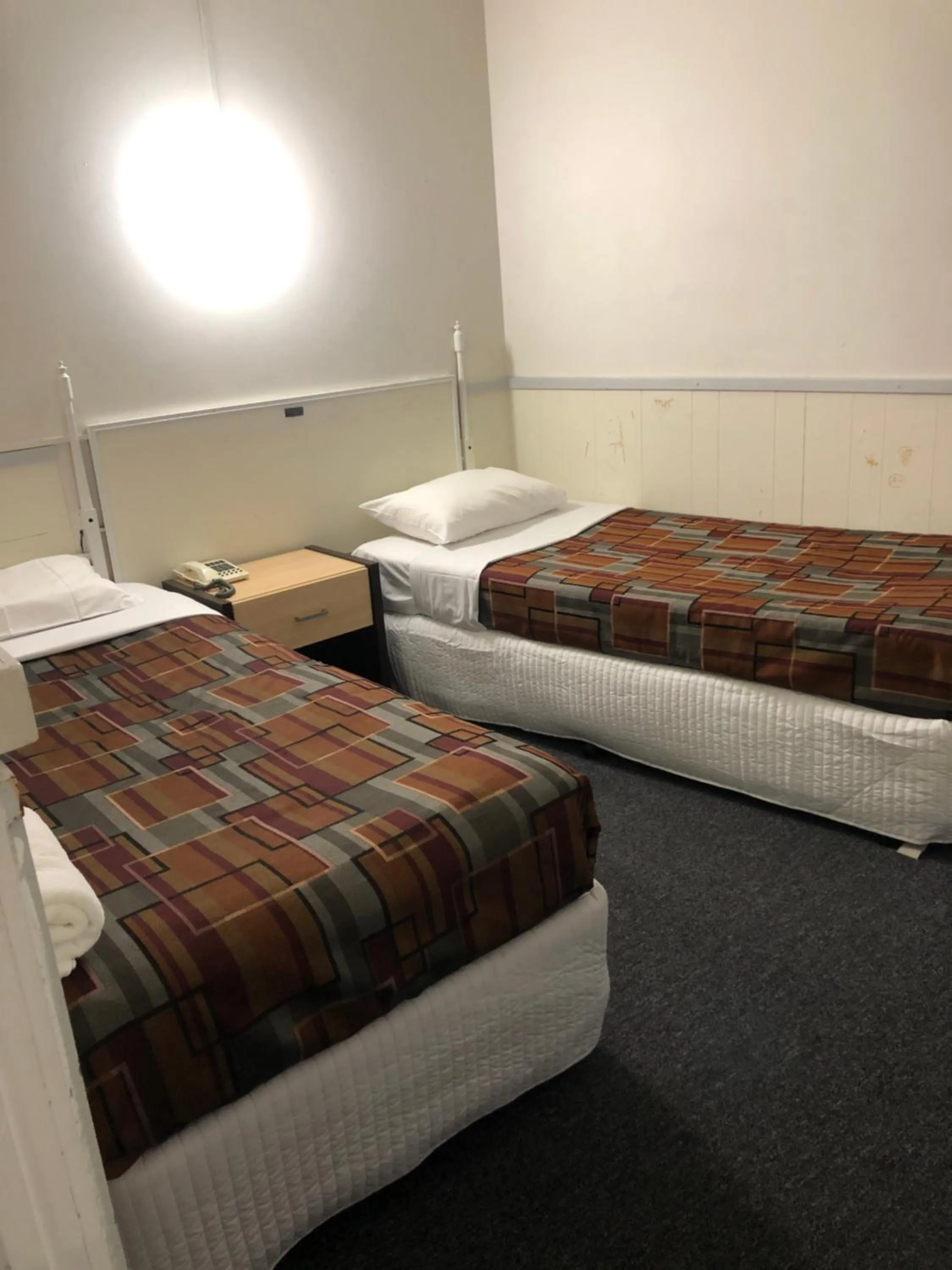 Bedroom, Bed in Parkside Inn Motel