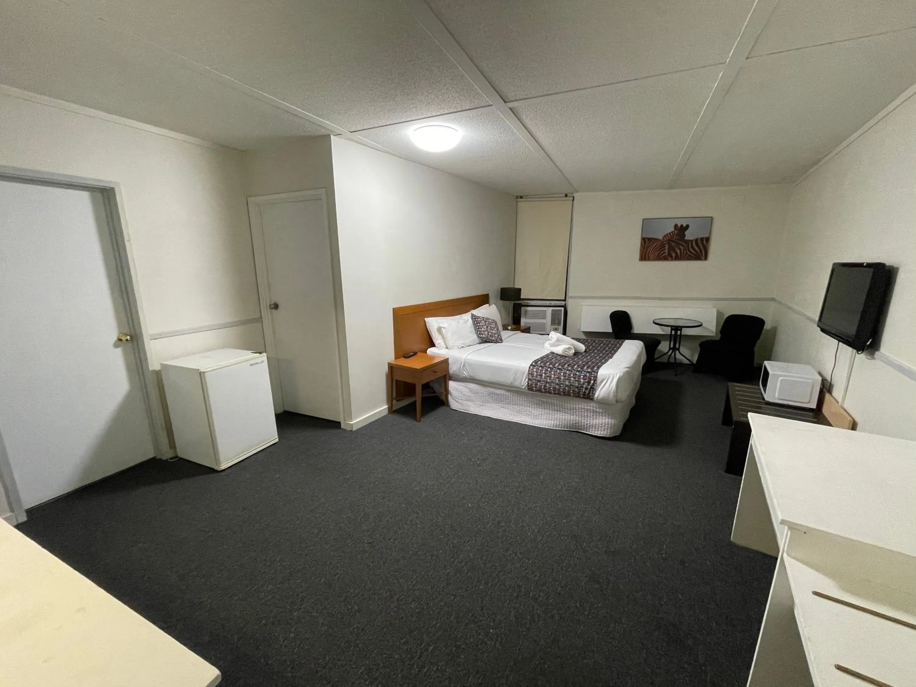 Bed in Parkside Inn Motel