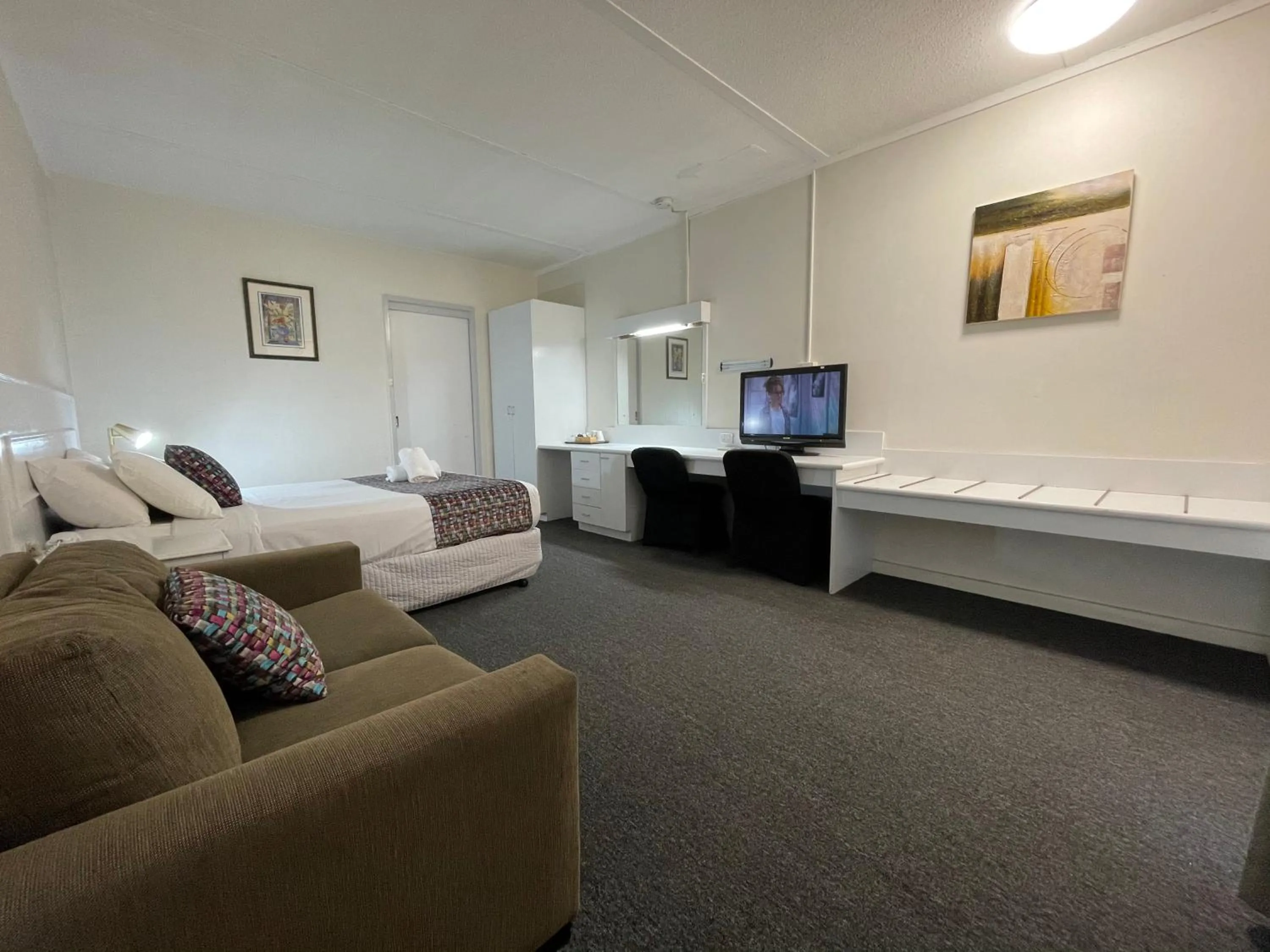 Bed in Parkside Inn Motel