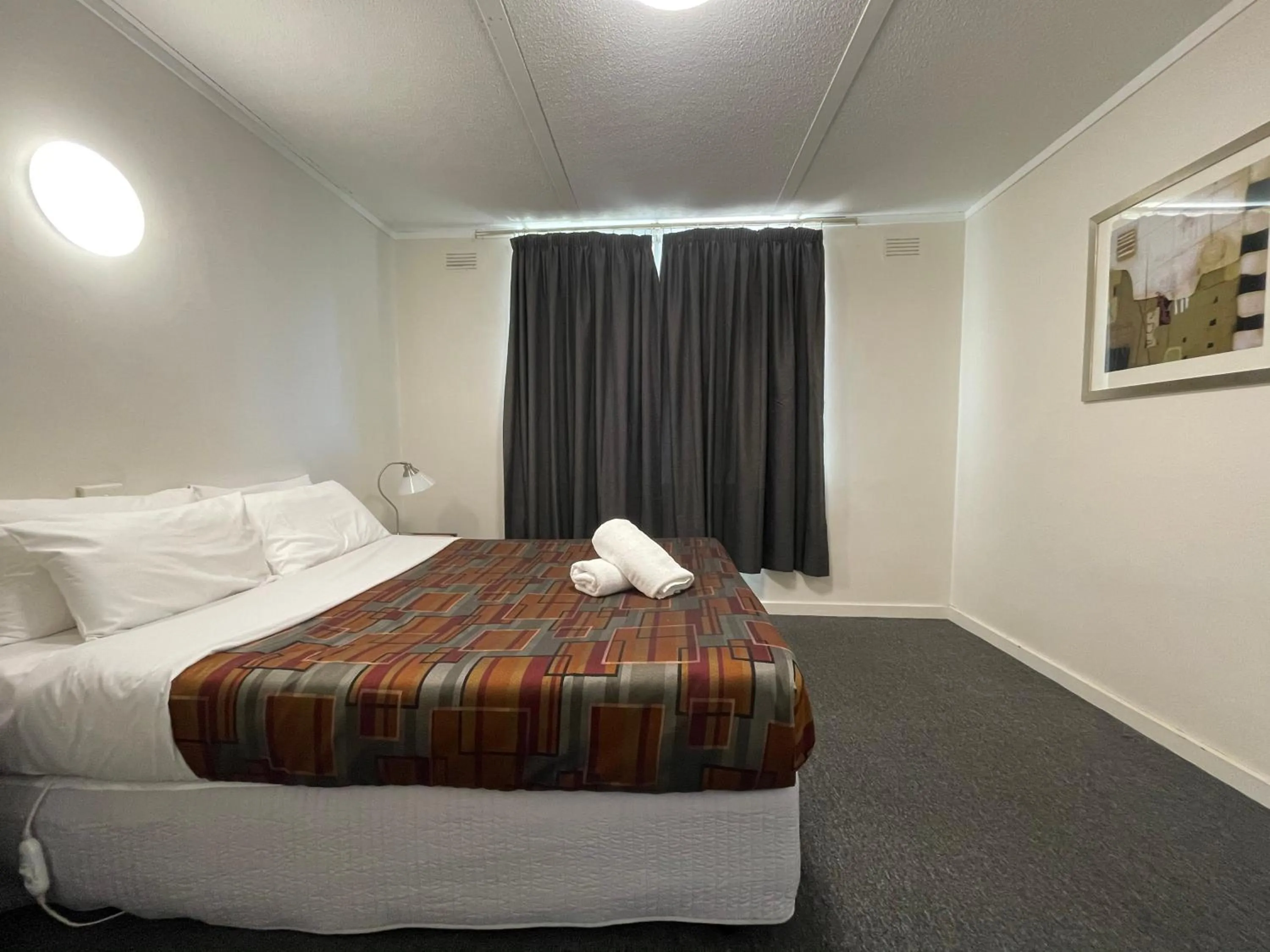 Bed in Parkside Inn Motel