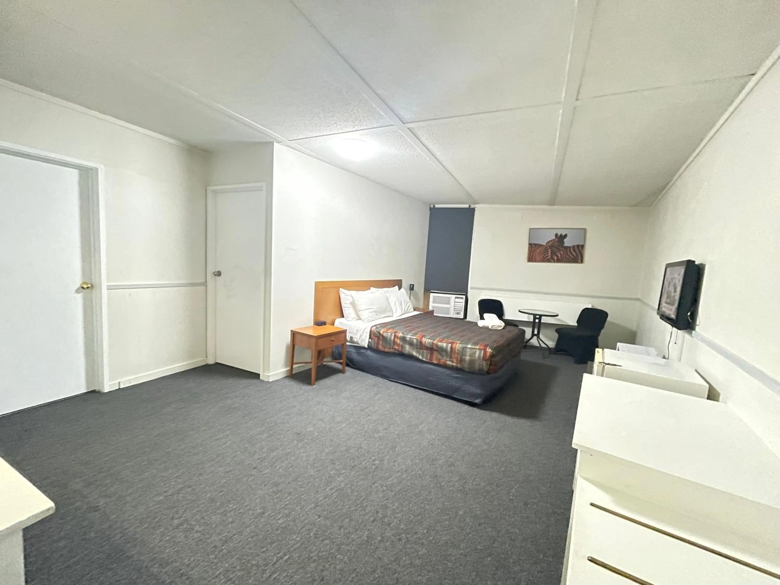 Bed in Parkside Inn Motel