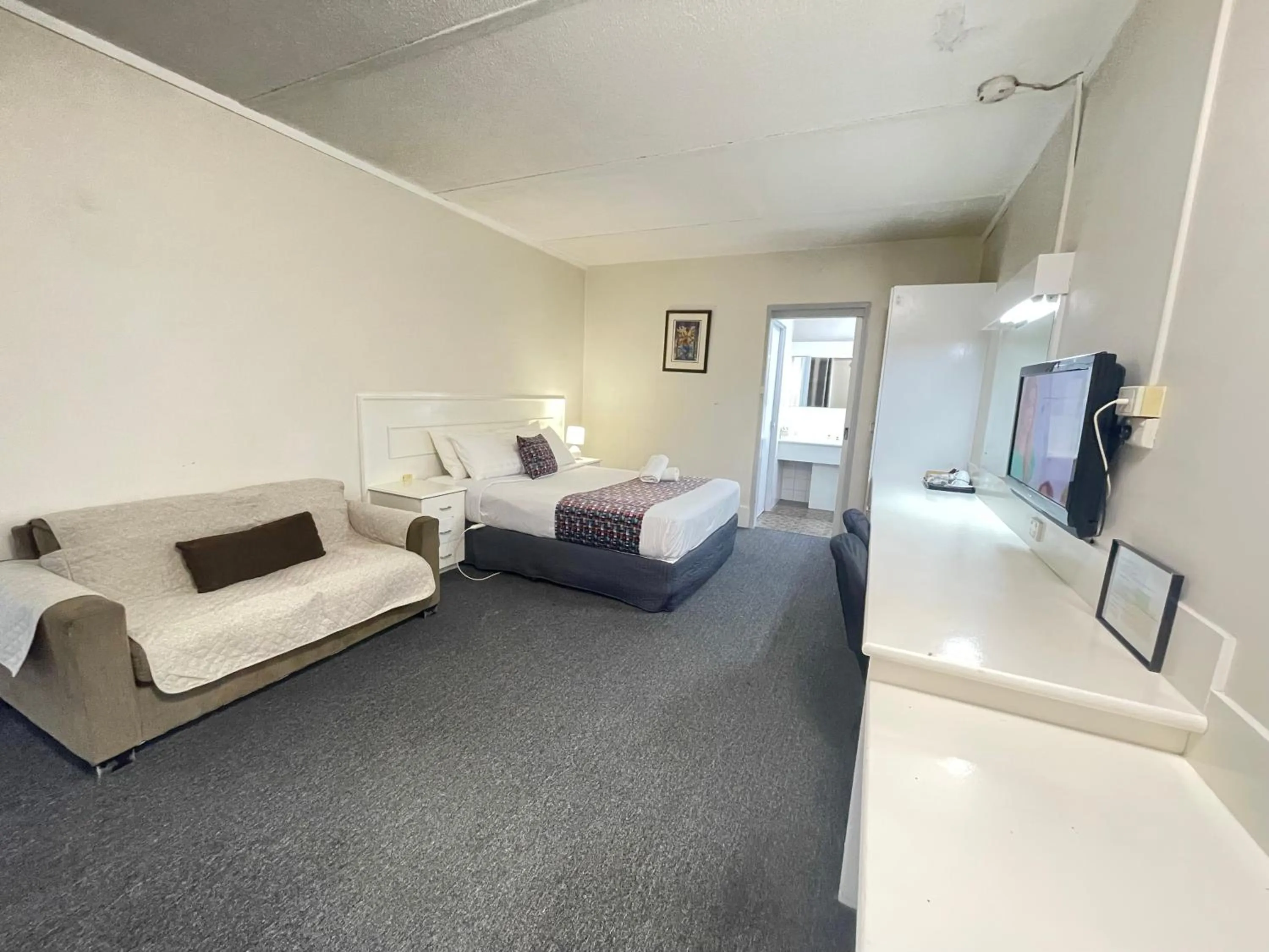 Bed in Parkside Inn Motel