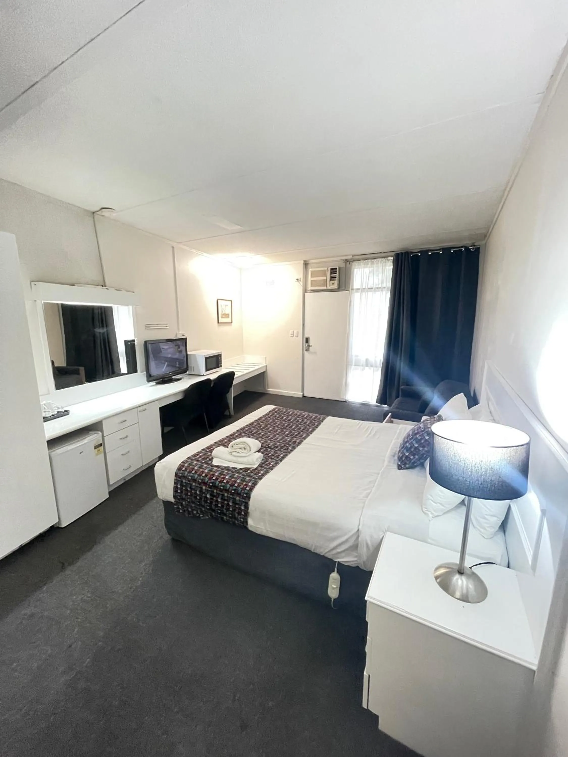 Bed in Parkside Inn Motel