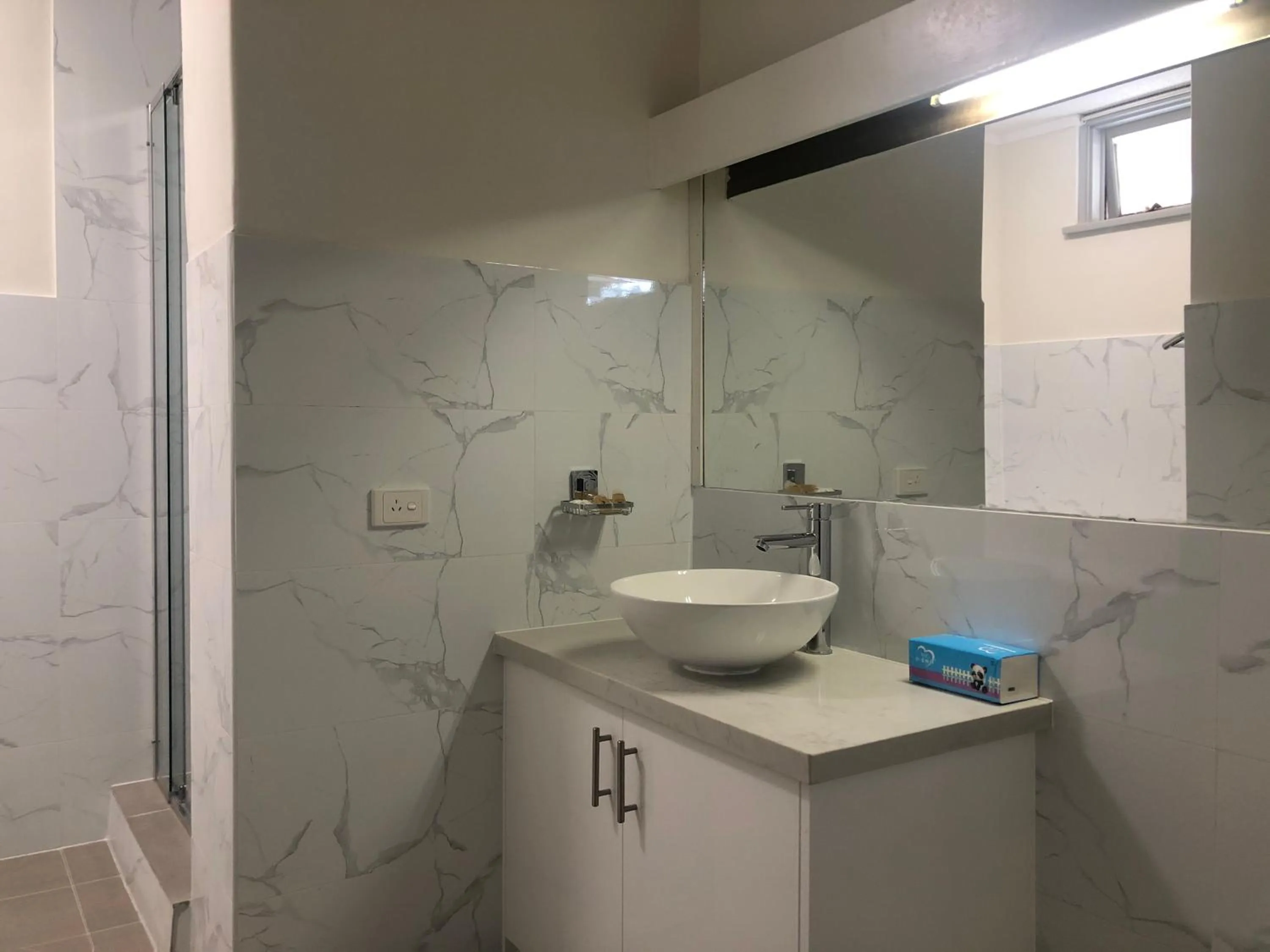 Shower in Parkside Inn Motel