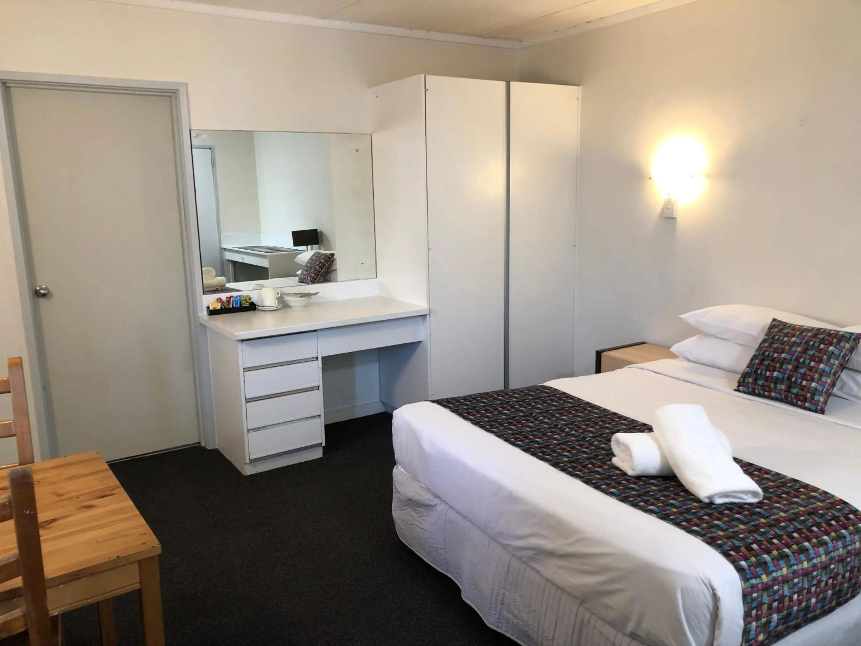 Bed in Parkside Inn Motel