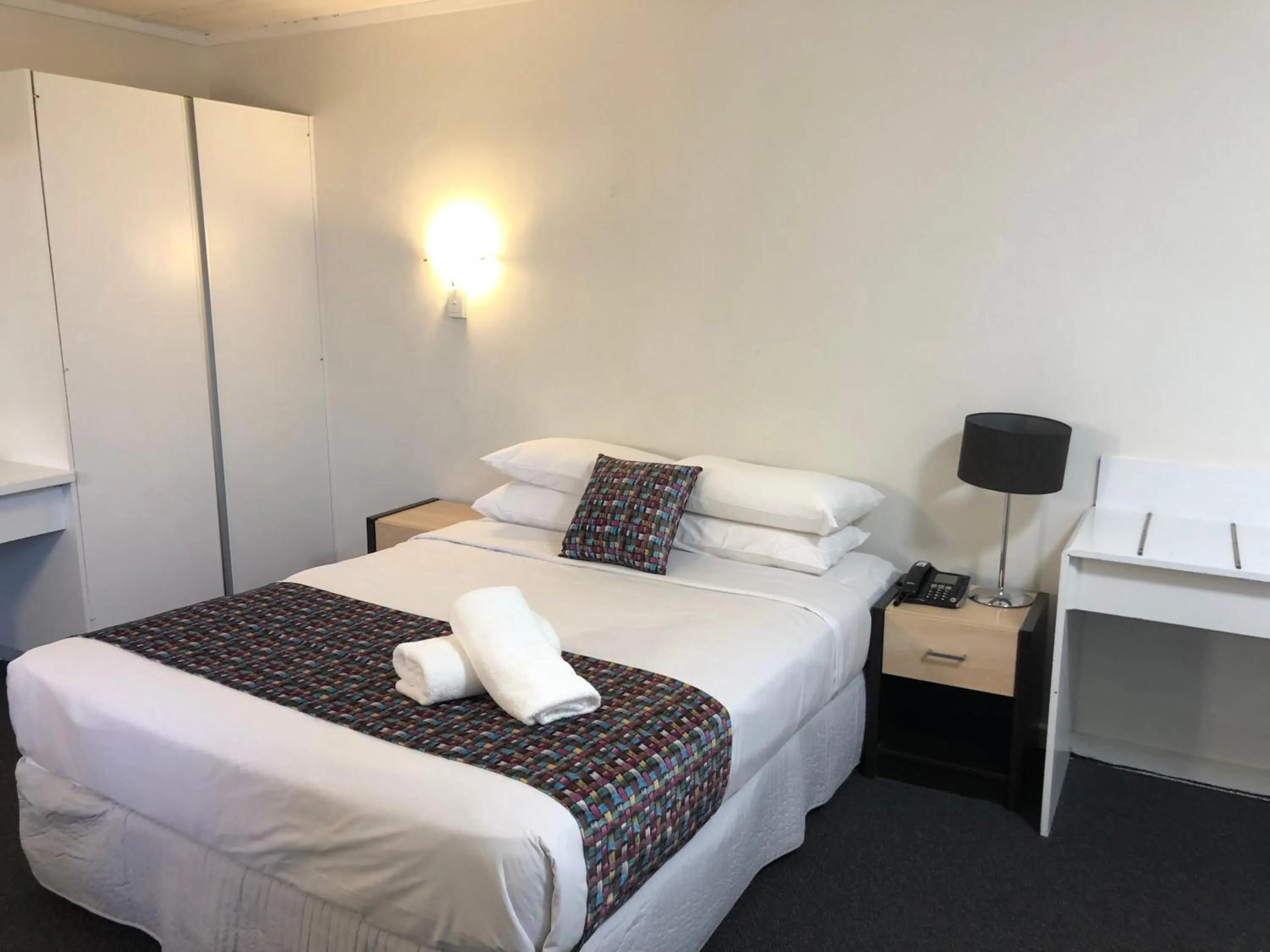 Bed in Parkside Inn Motel