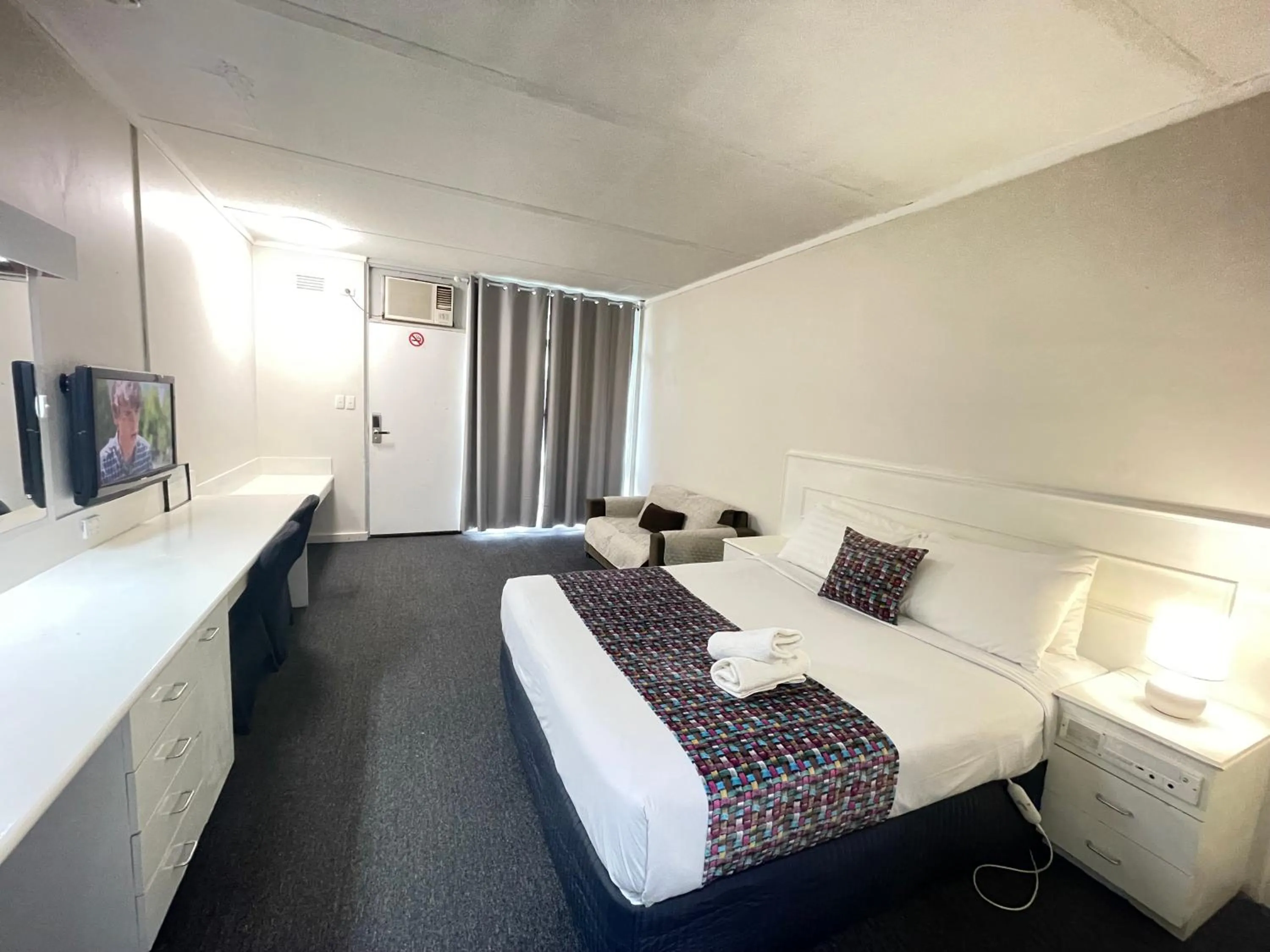 Bed in Parkside Inn Motel