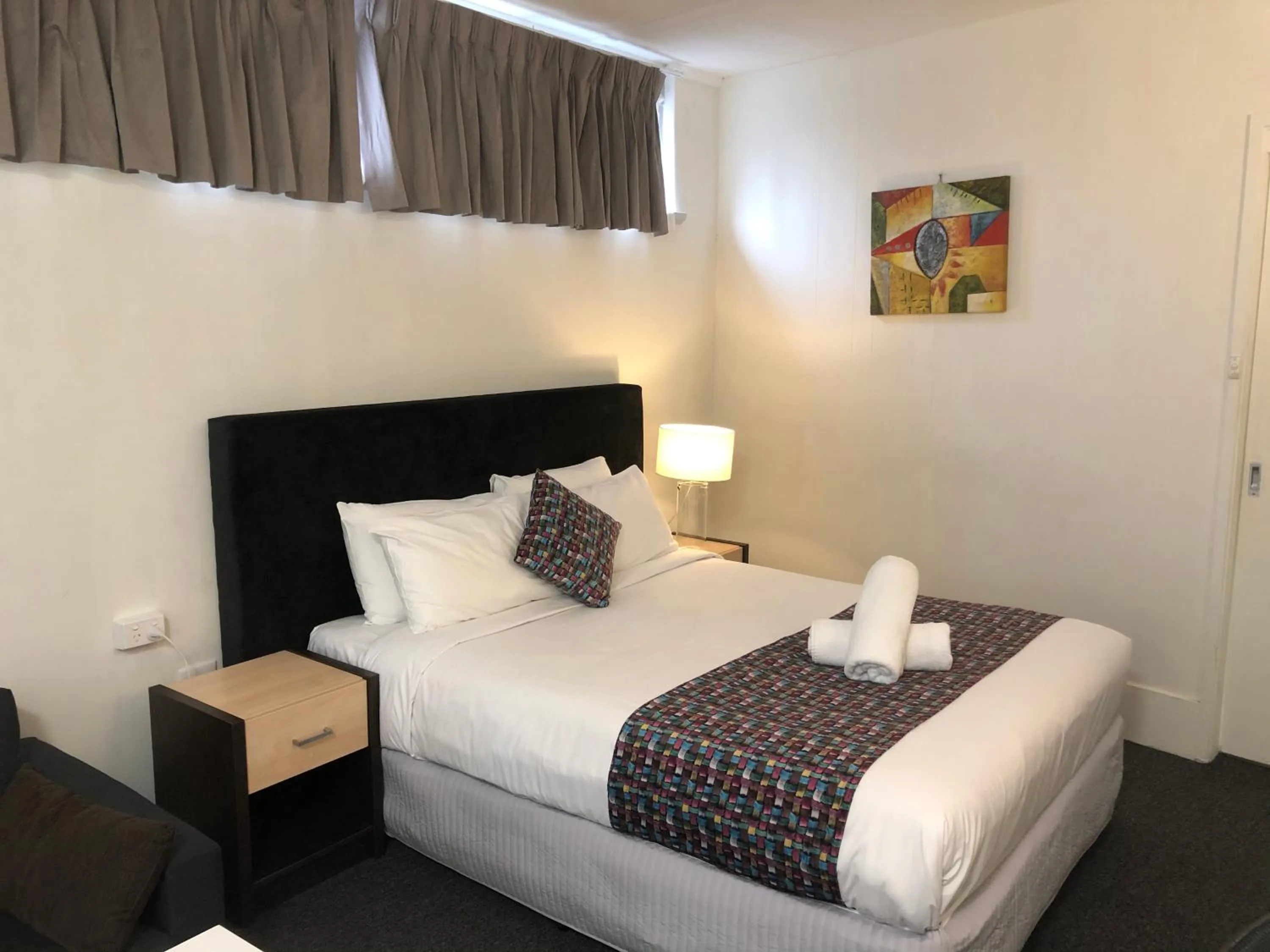 Bed in Parkside Inn Motel