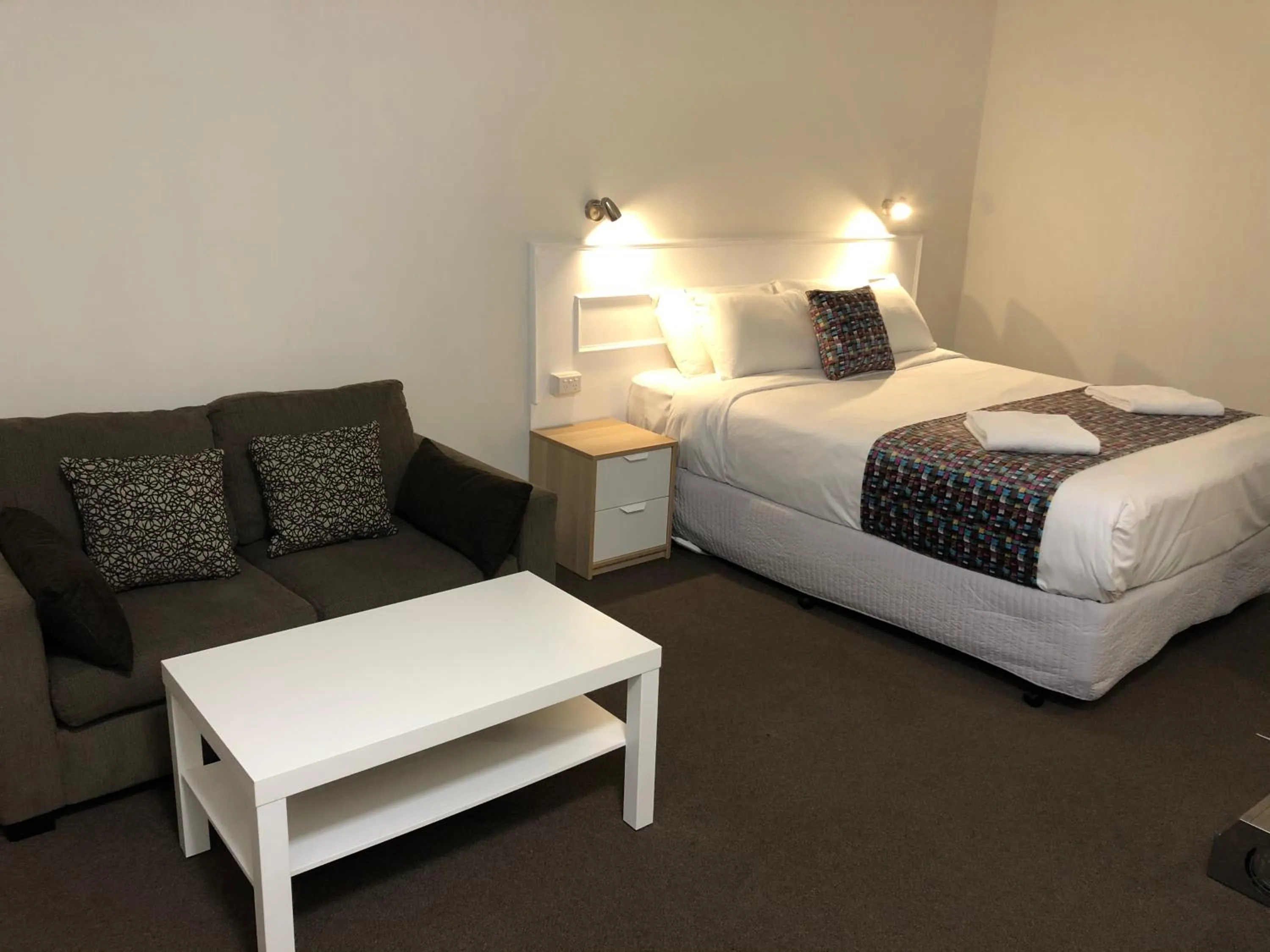 Bed in Parkside Inn Motel