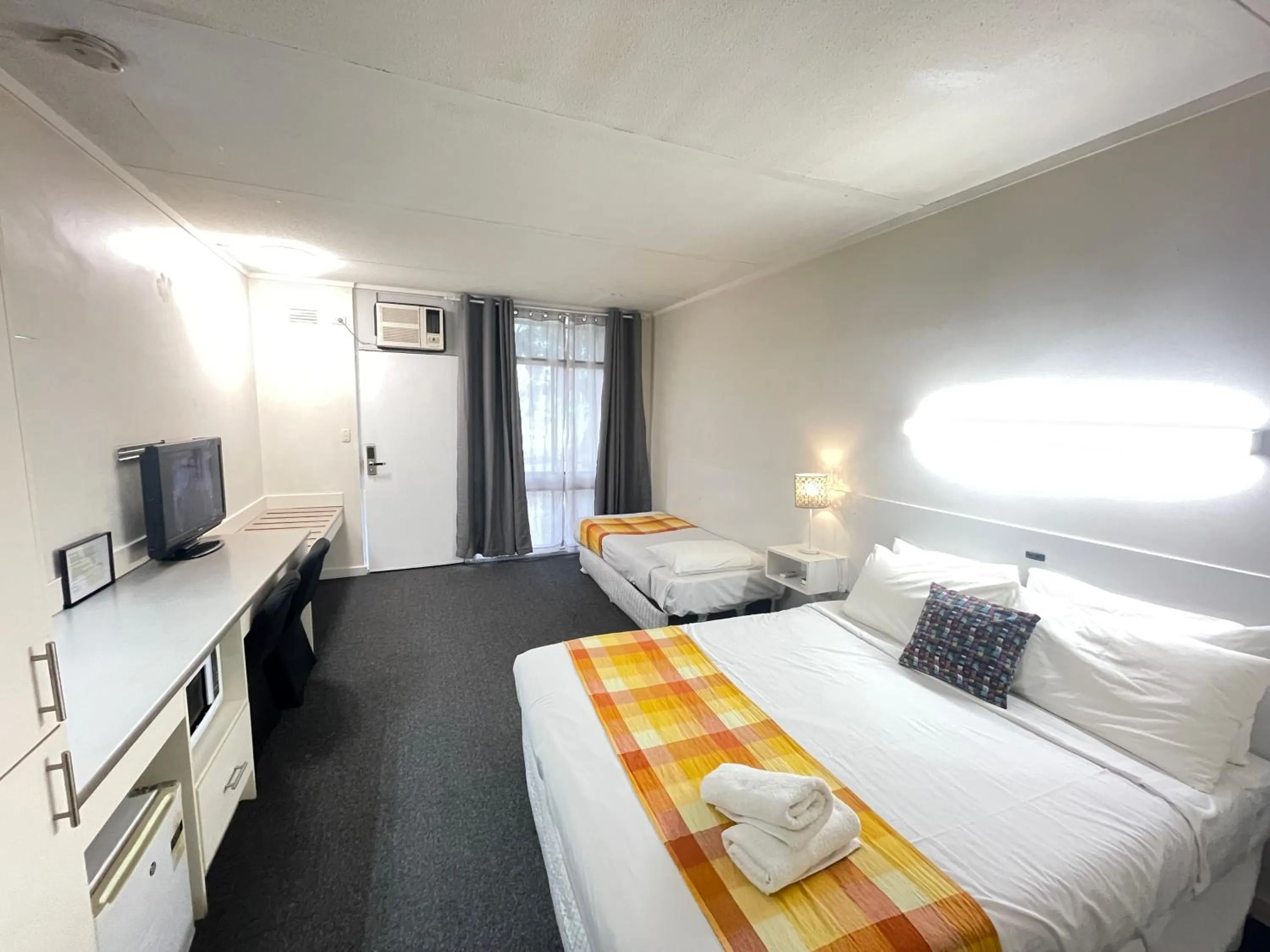 Bed in Parkside Inn Motel