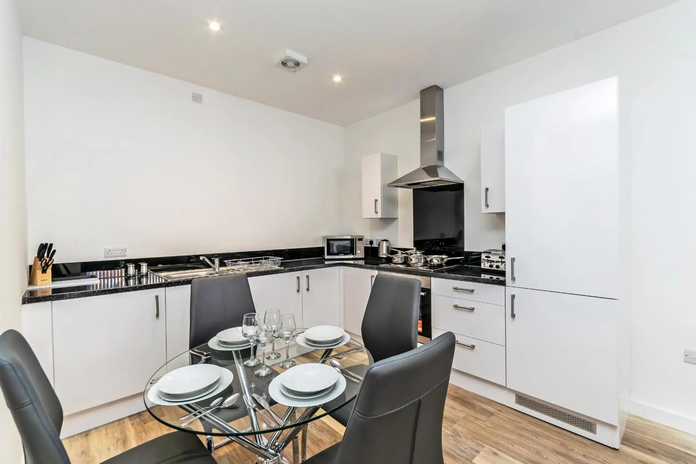 Kitchen or kitchenette in City Suites by Guestz