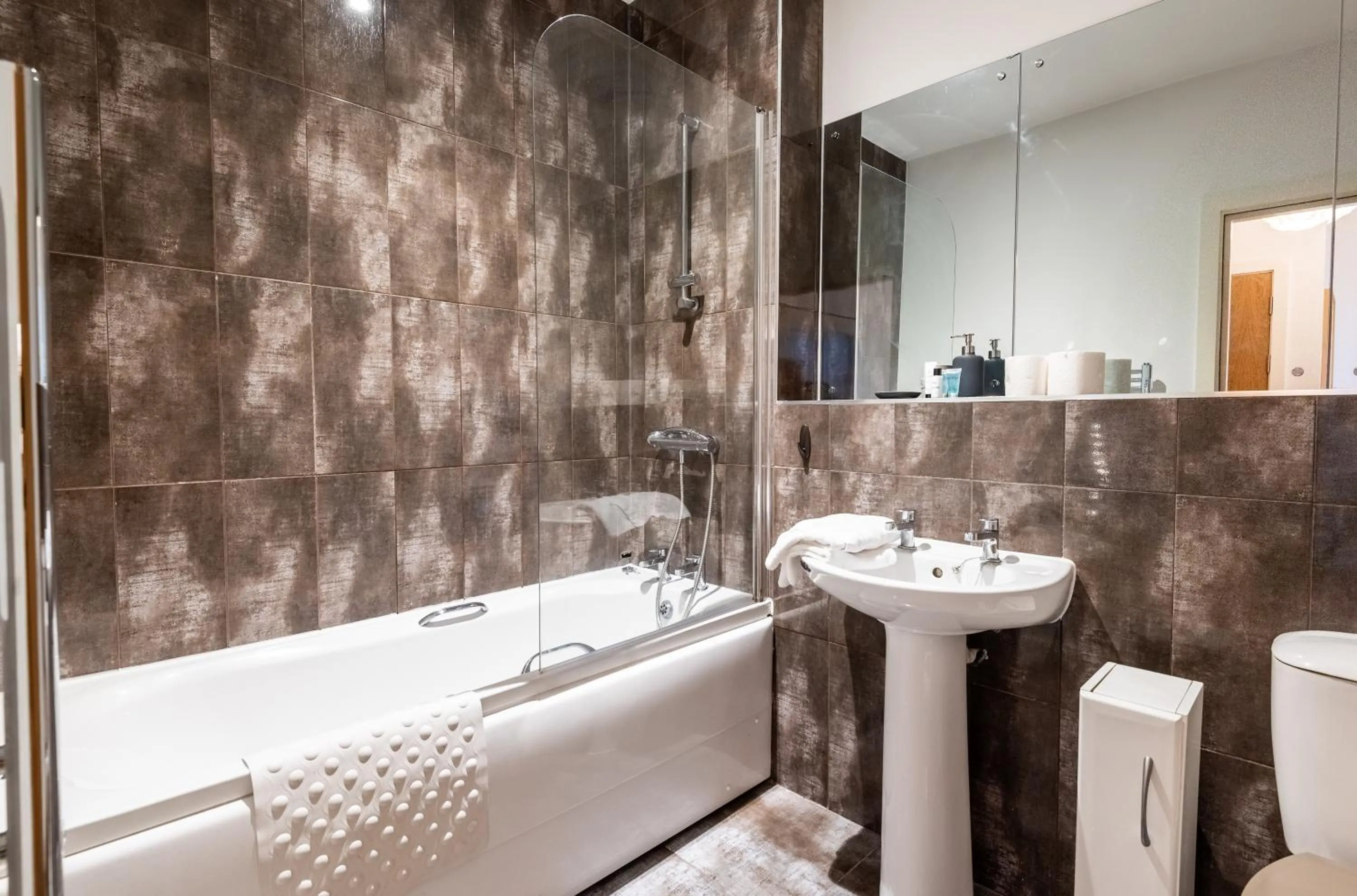 Shower in City Suites by Guestz
