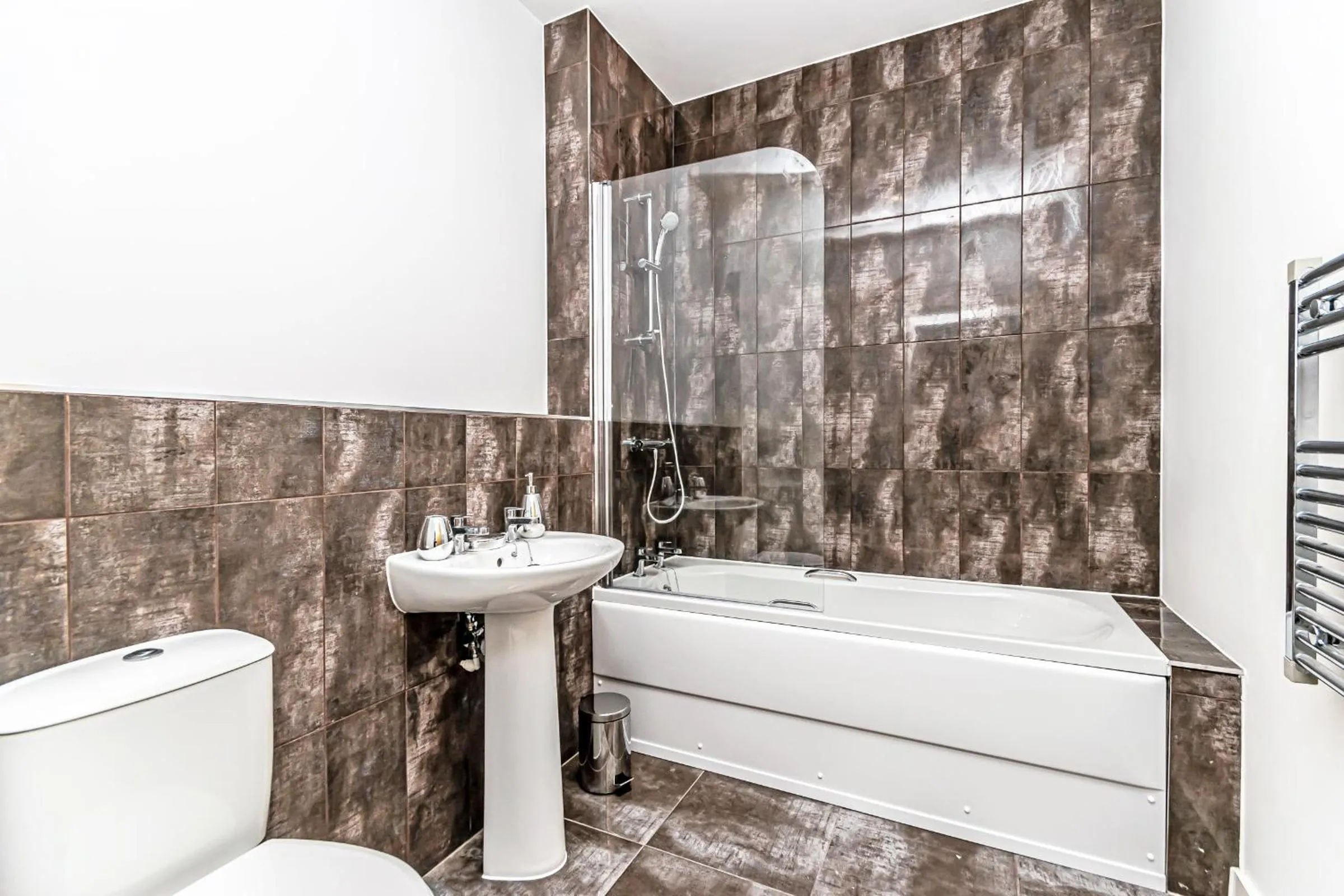 Shower in City Suites by Guestz