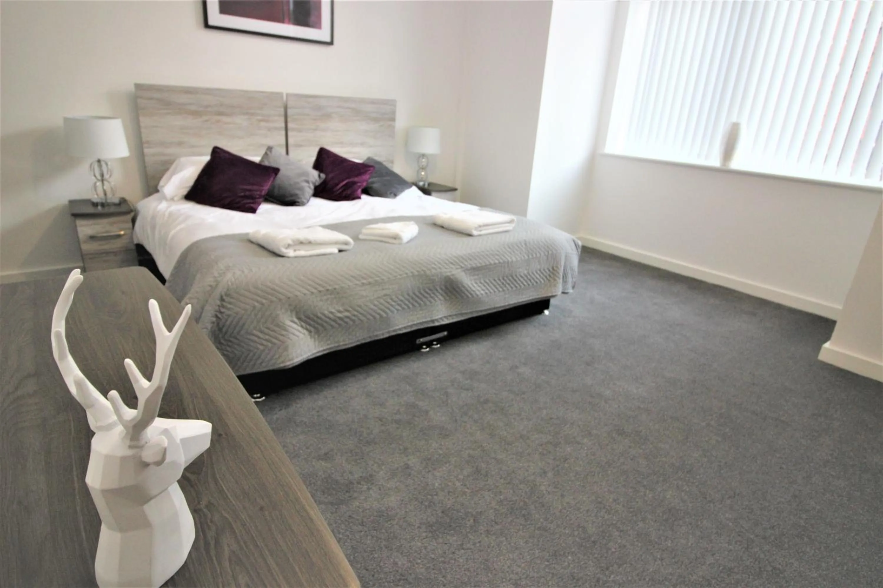 Bedroom, Bed in City Suites by Guestz