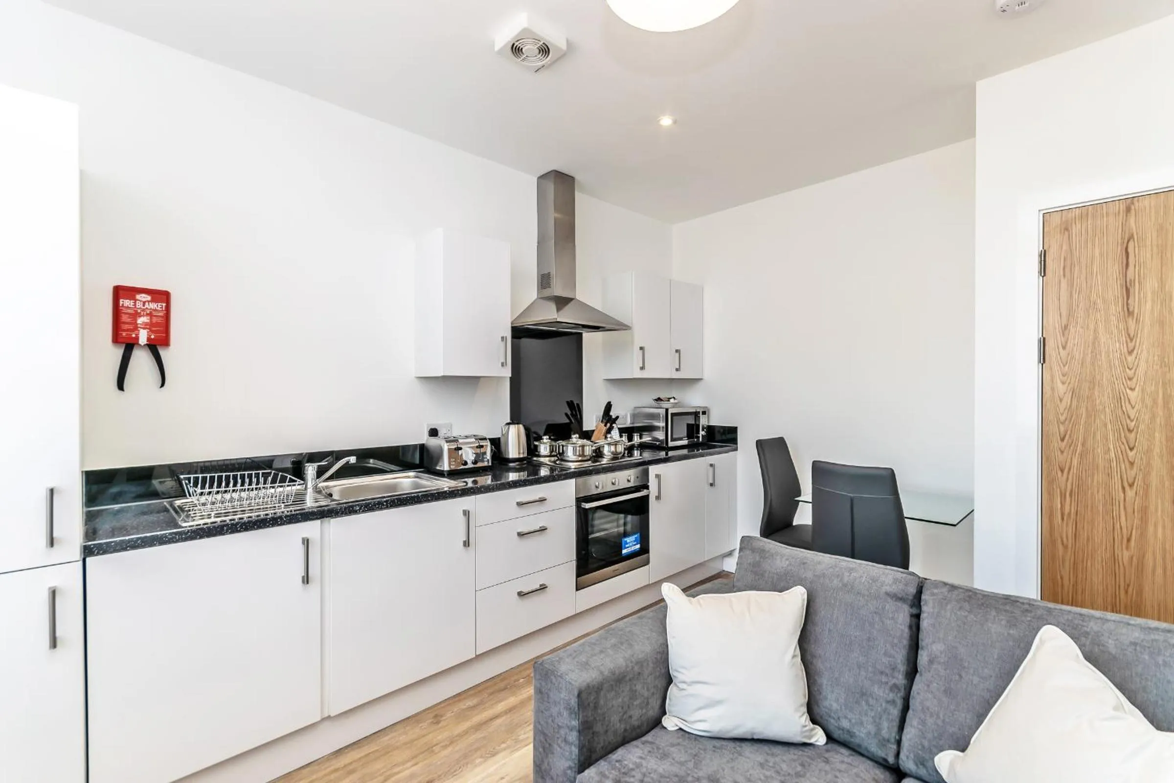 Kitchen or kitchenette in City Suites by Guestz