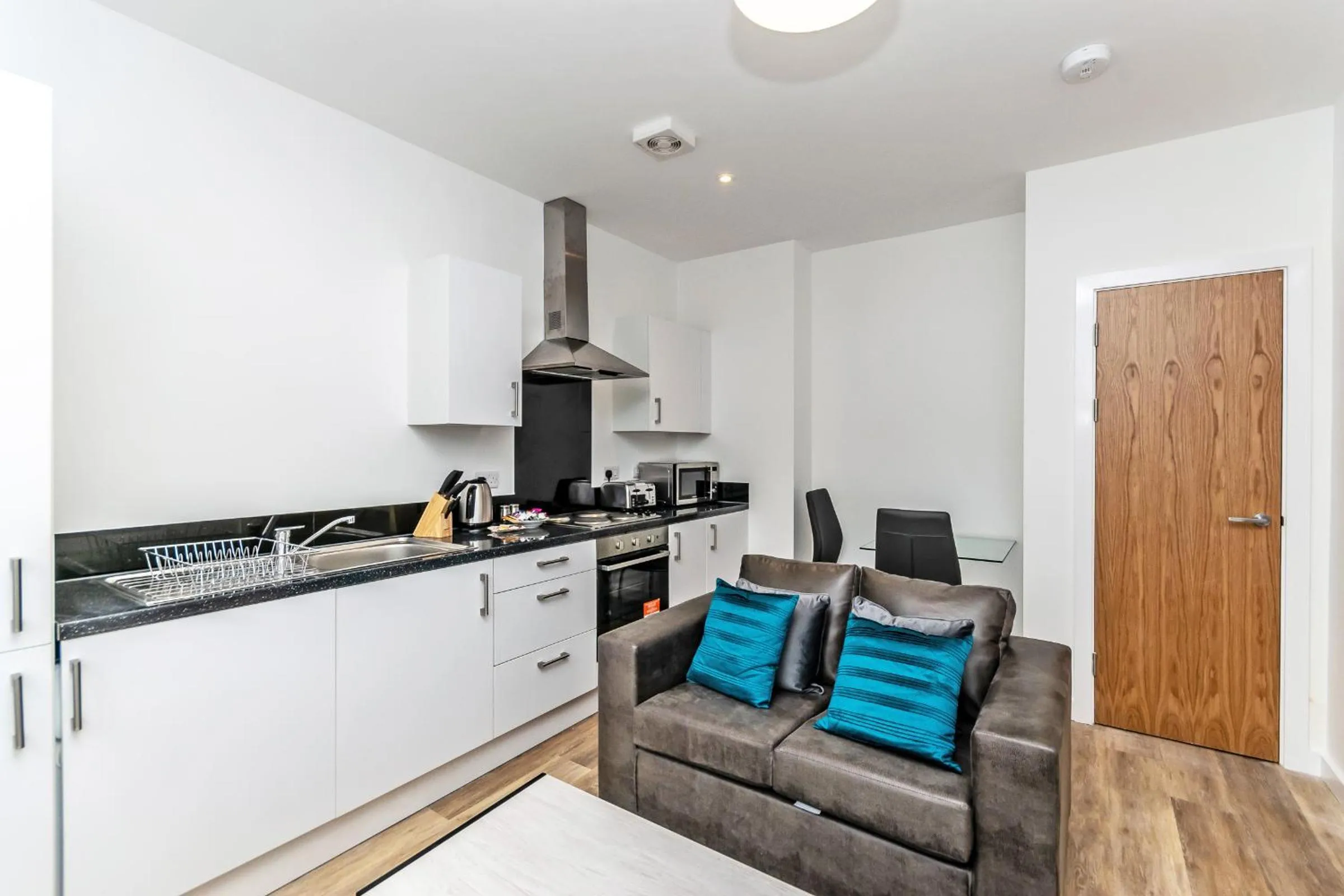Kitchen or kitchenette in City Suites by Guestz