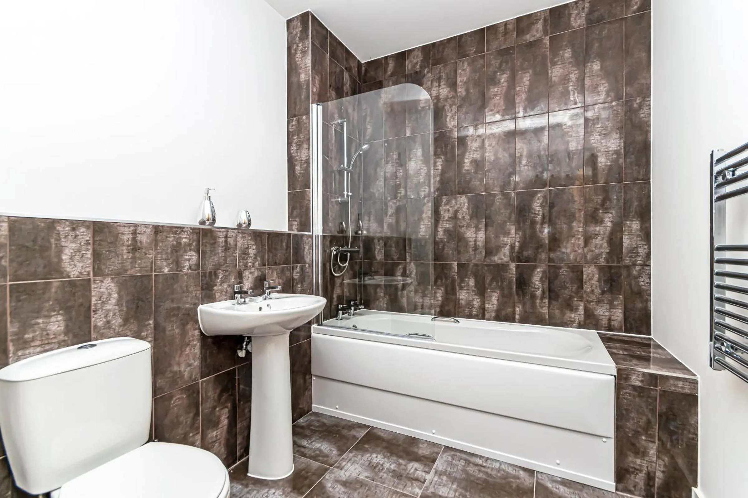 Shower in City Suites by Guestz