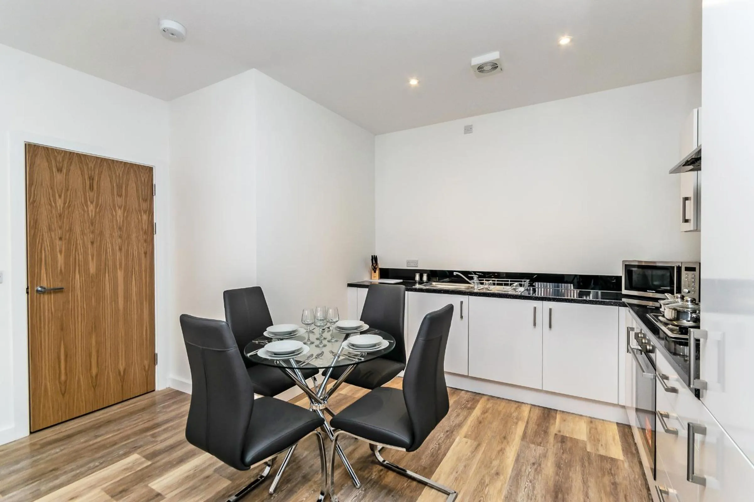 Kitchen or kitchenette in City Suites by Guestz