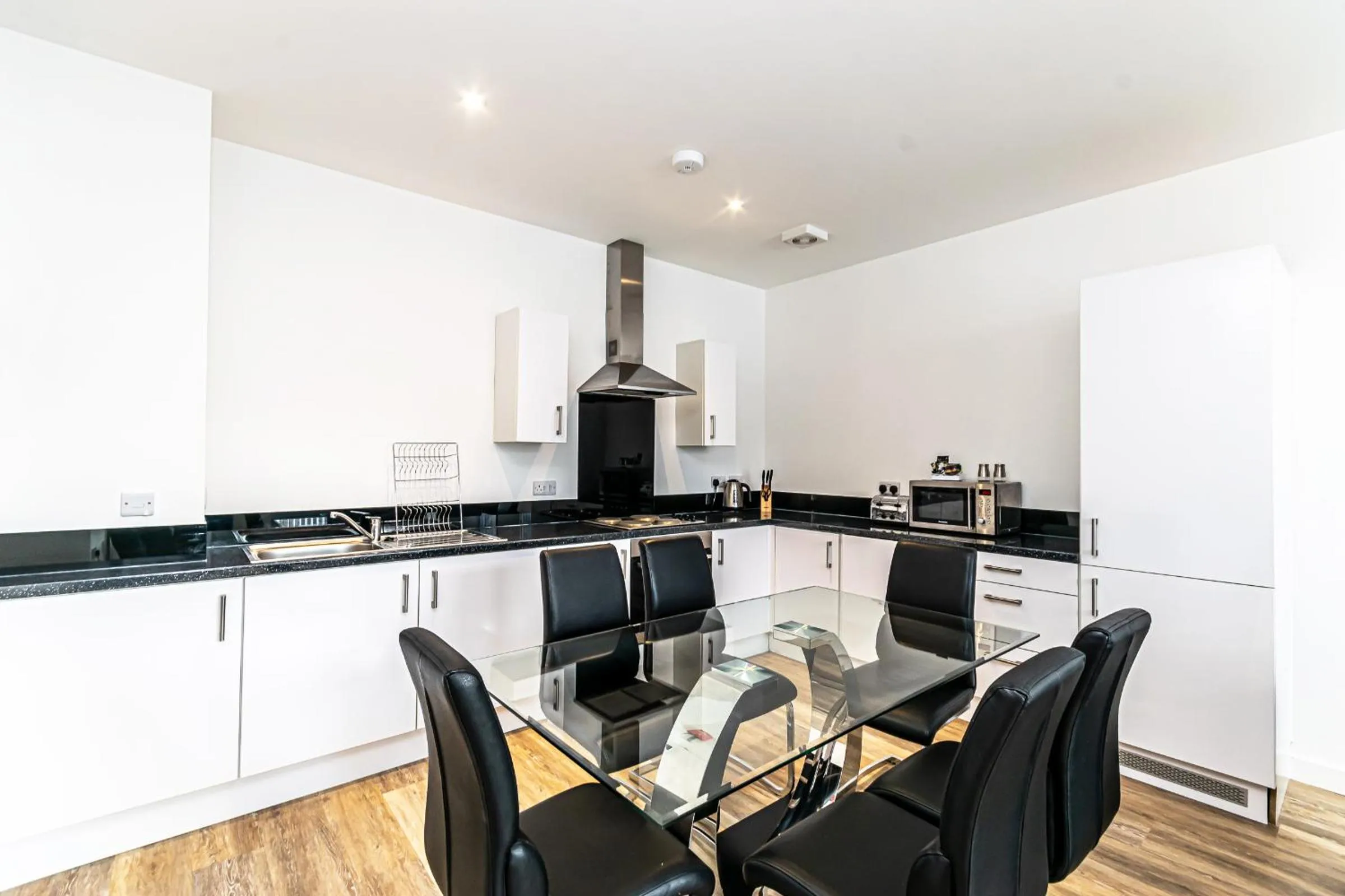Kitchen or kitchenette in City Suites by Guestz