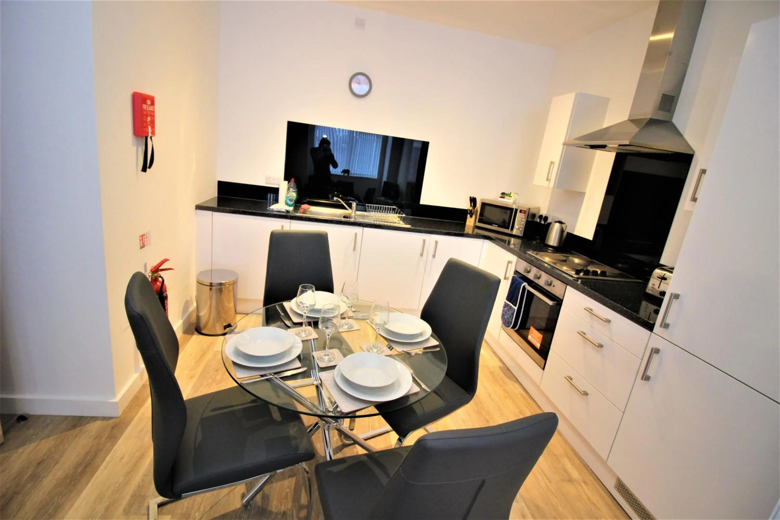Dining area in City Suites by Guestz