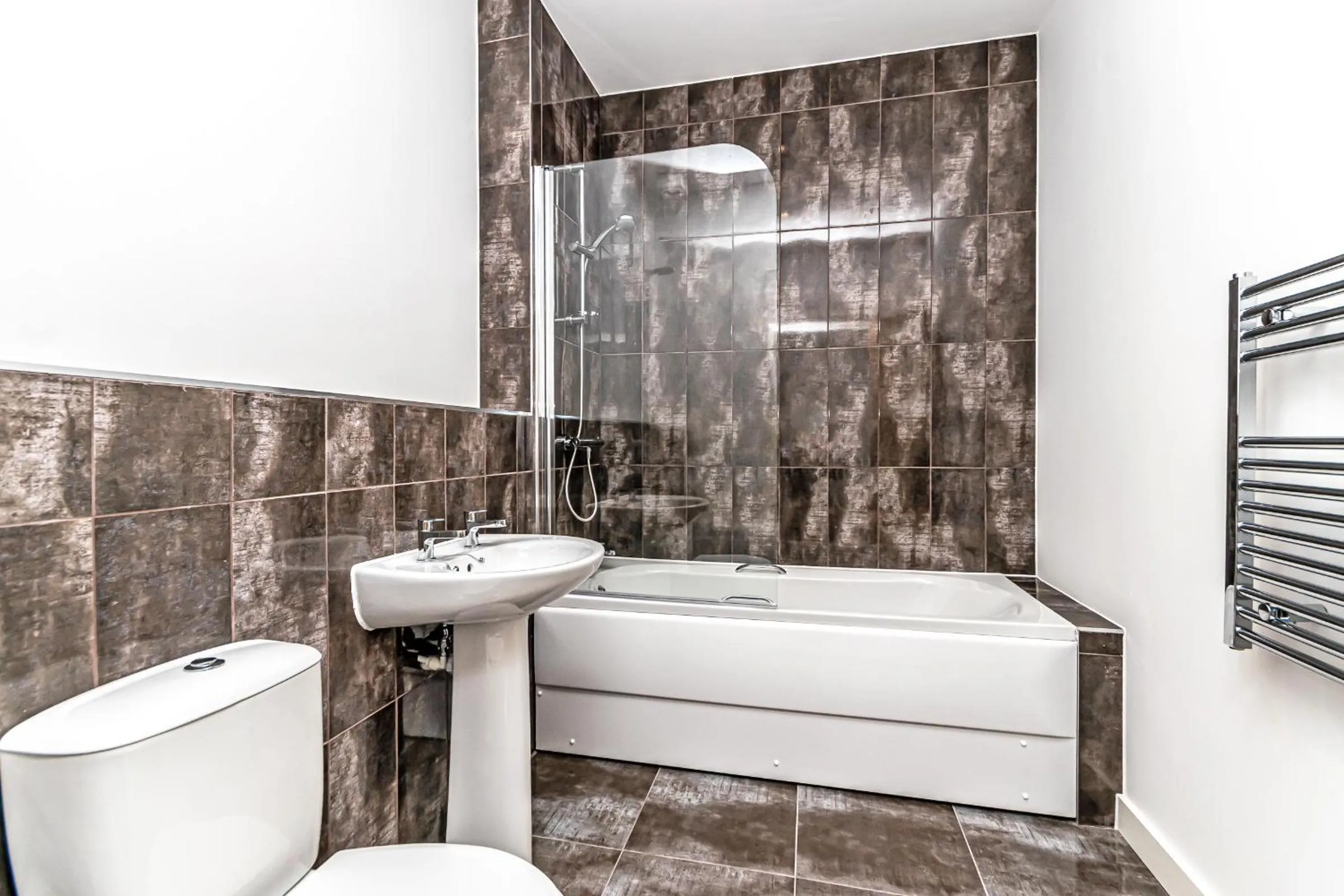 Shower in City Suites by Guestz