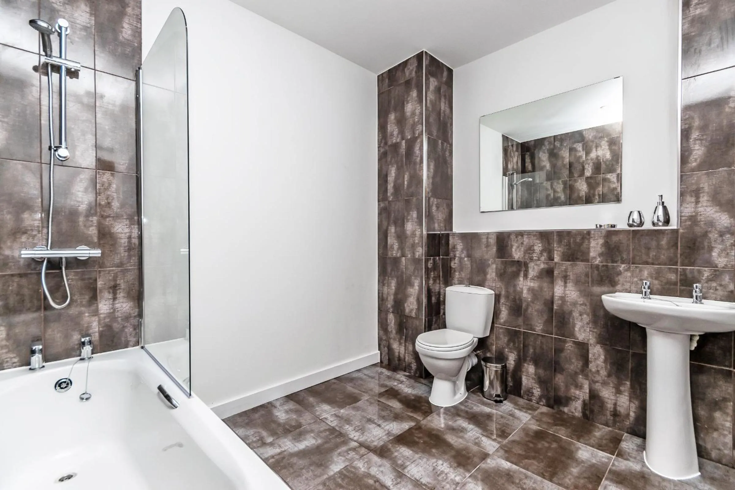 Bathroom in City Suites by Guestz