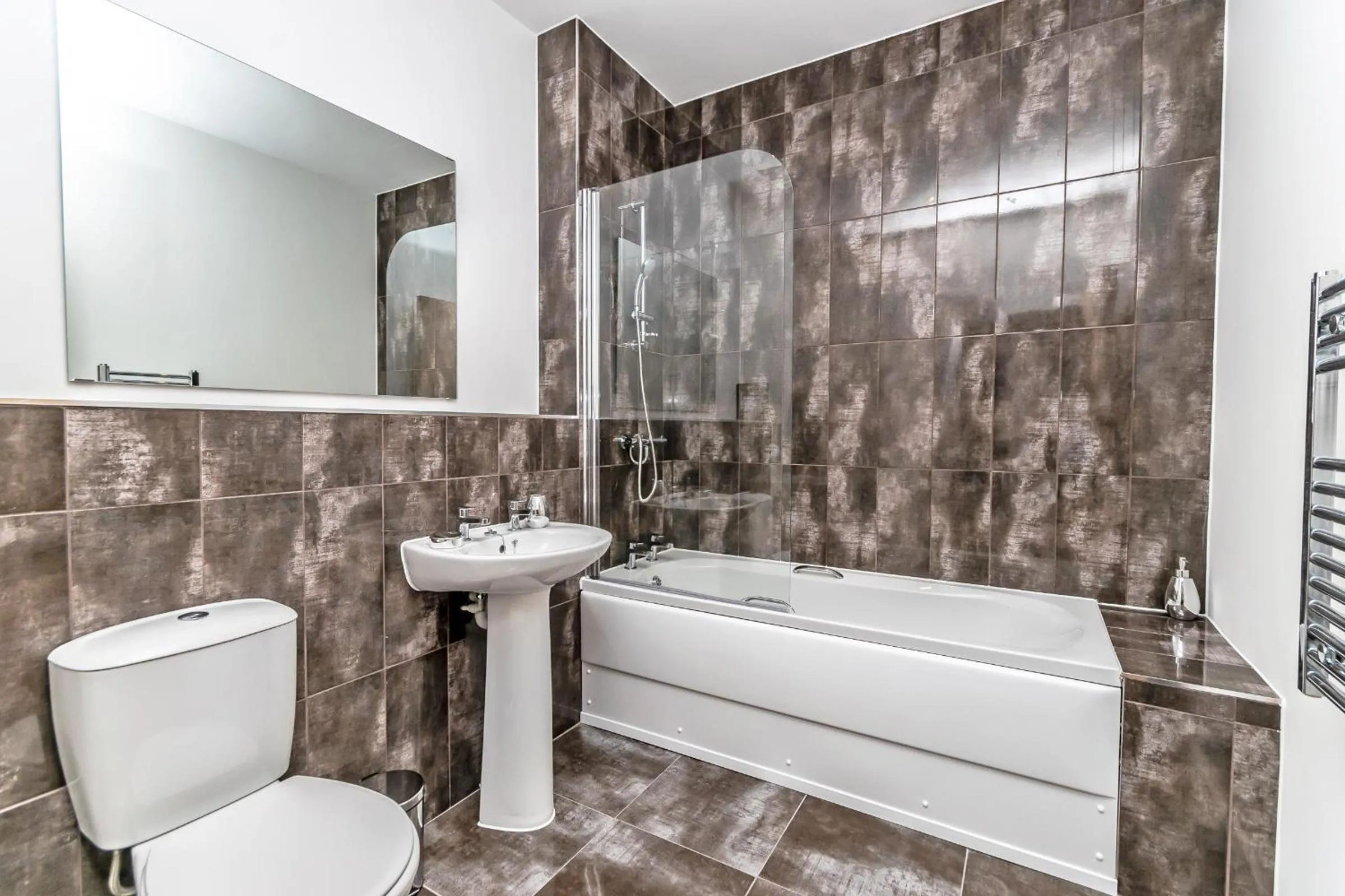Shower in City Suites by Guestz