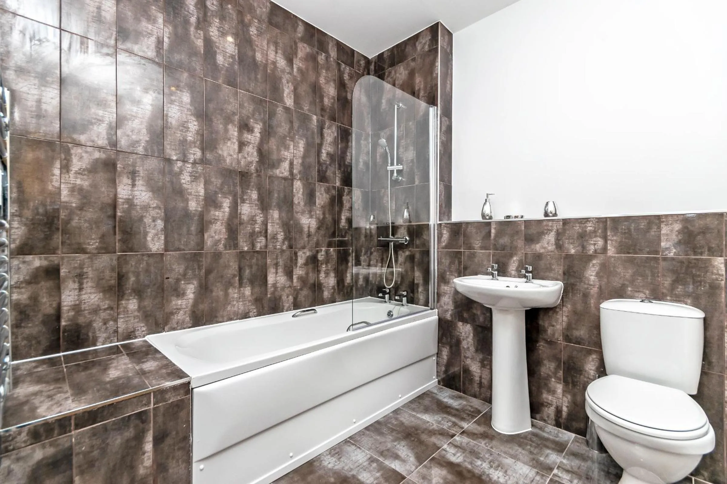 Shower in City Suites by Guestz