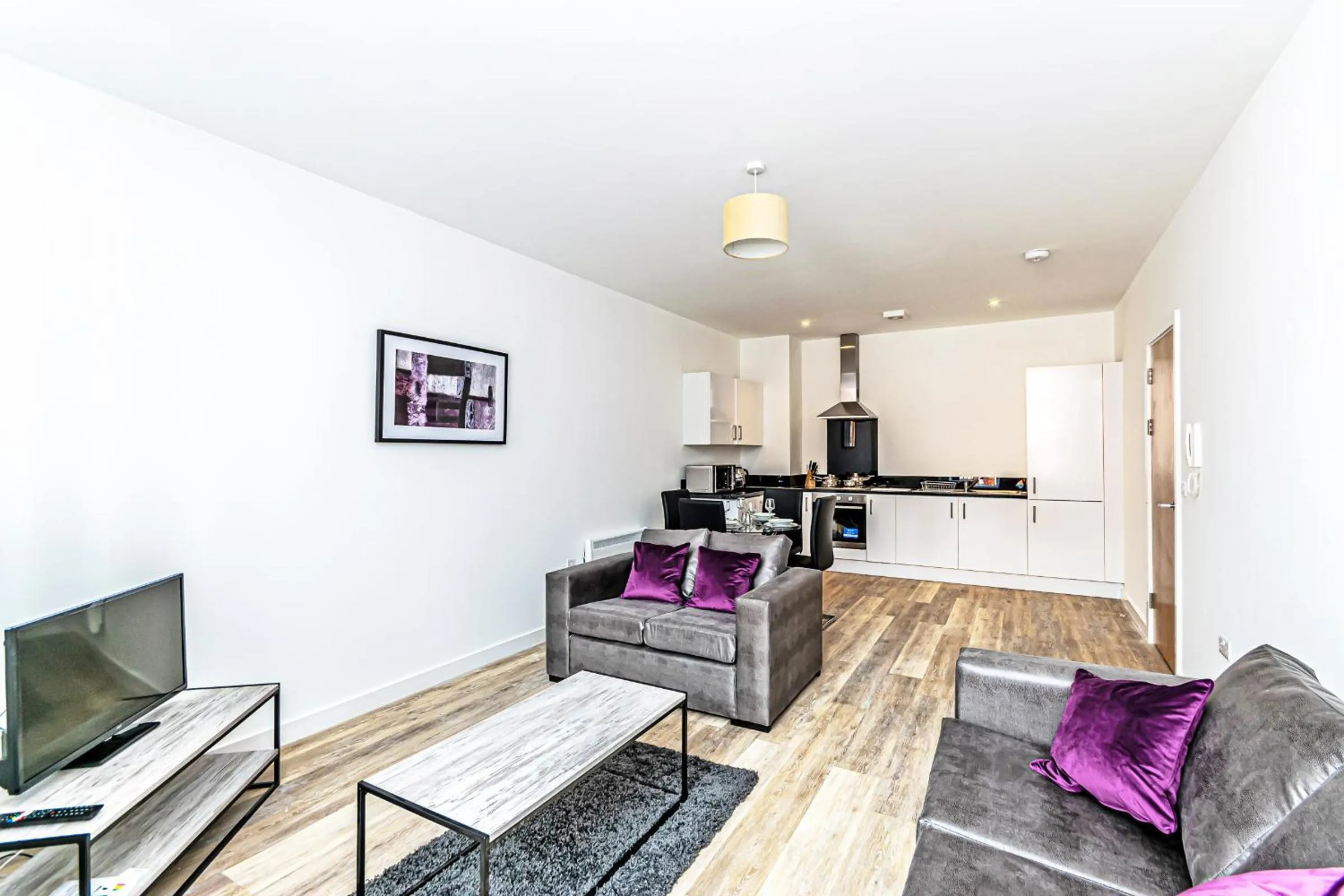 TV and multimedia in City Suites by Guestz