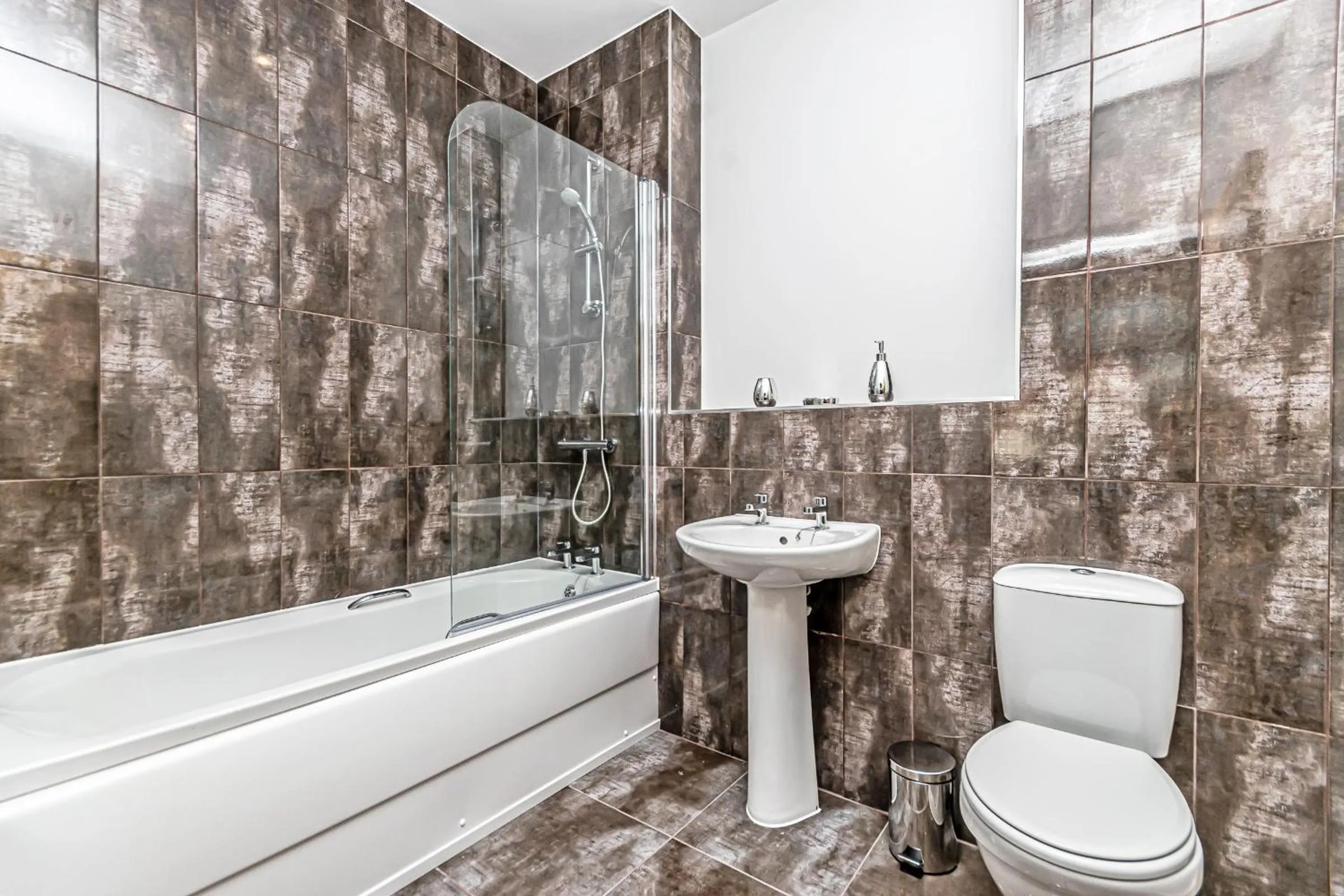 Shower in City Suites by Guestz