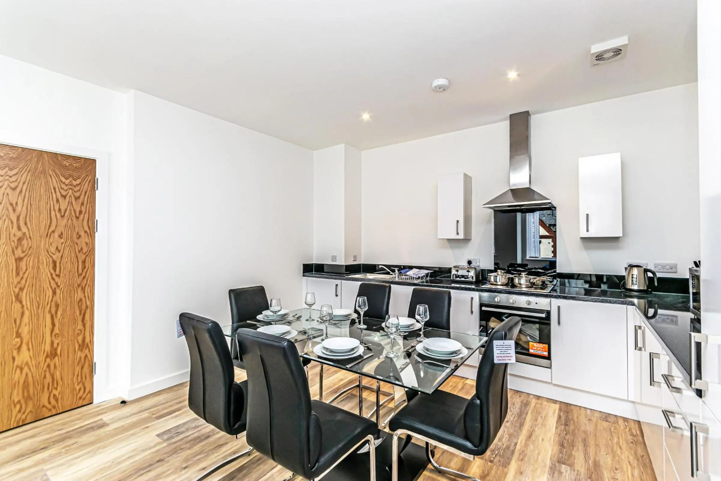 Kitchen or kitchenette in City Suites by Guestz