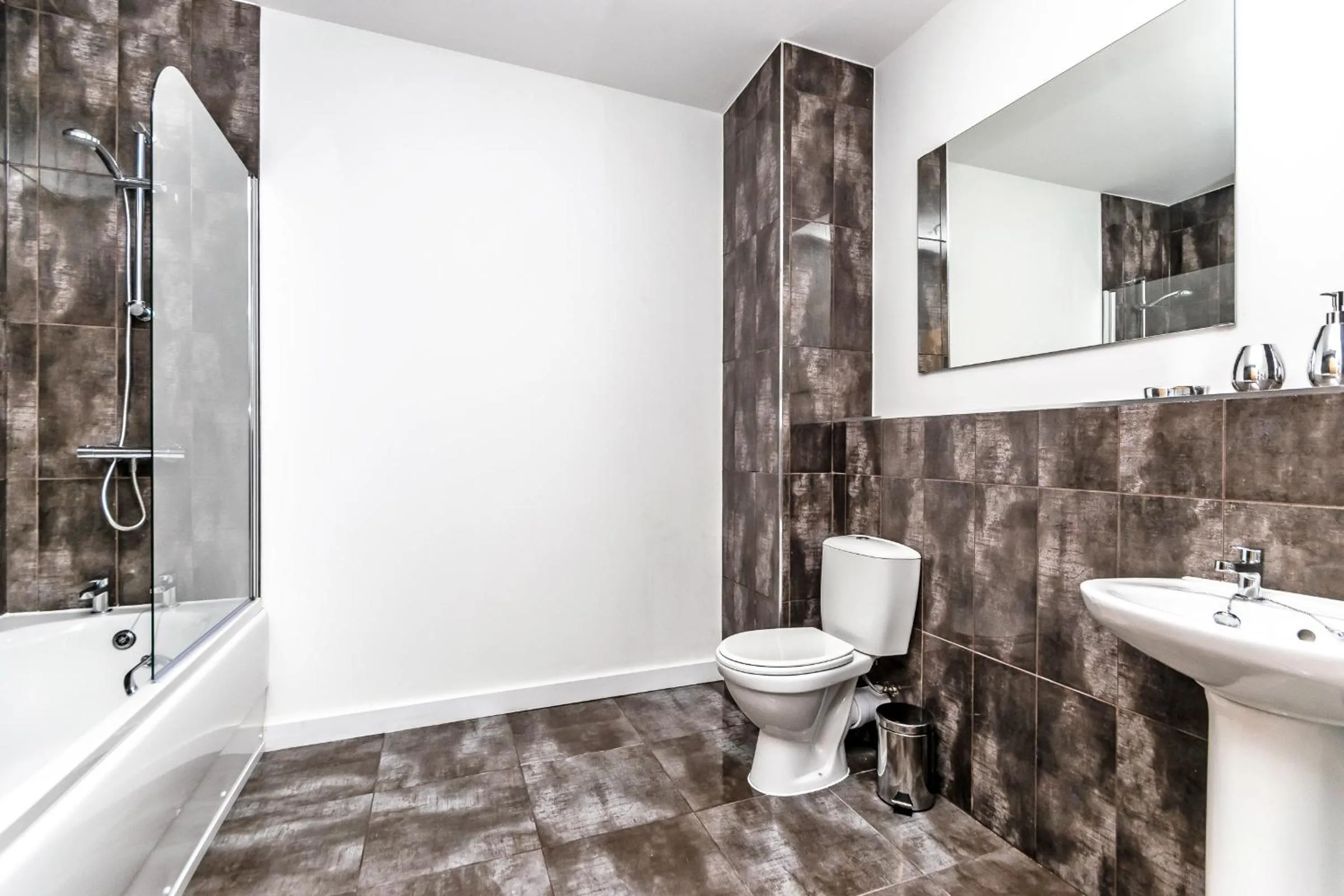 Bathroom in City Suites by Guestz