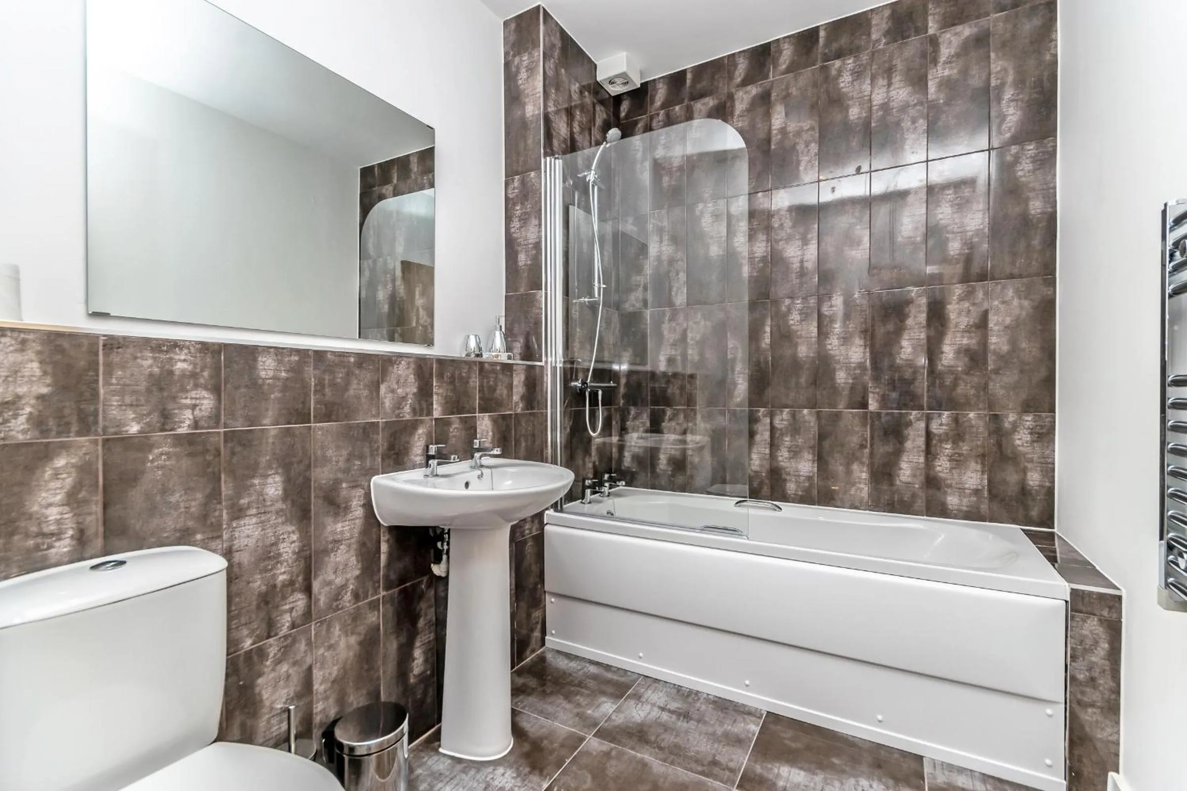 Shower in City Suites by Guestz