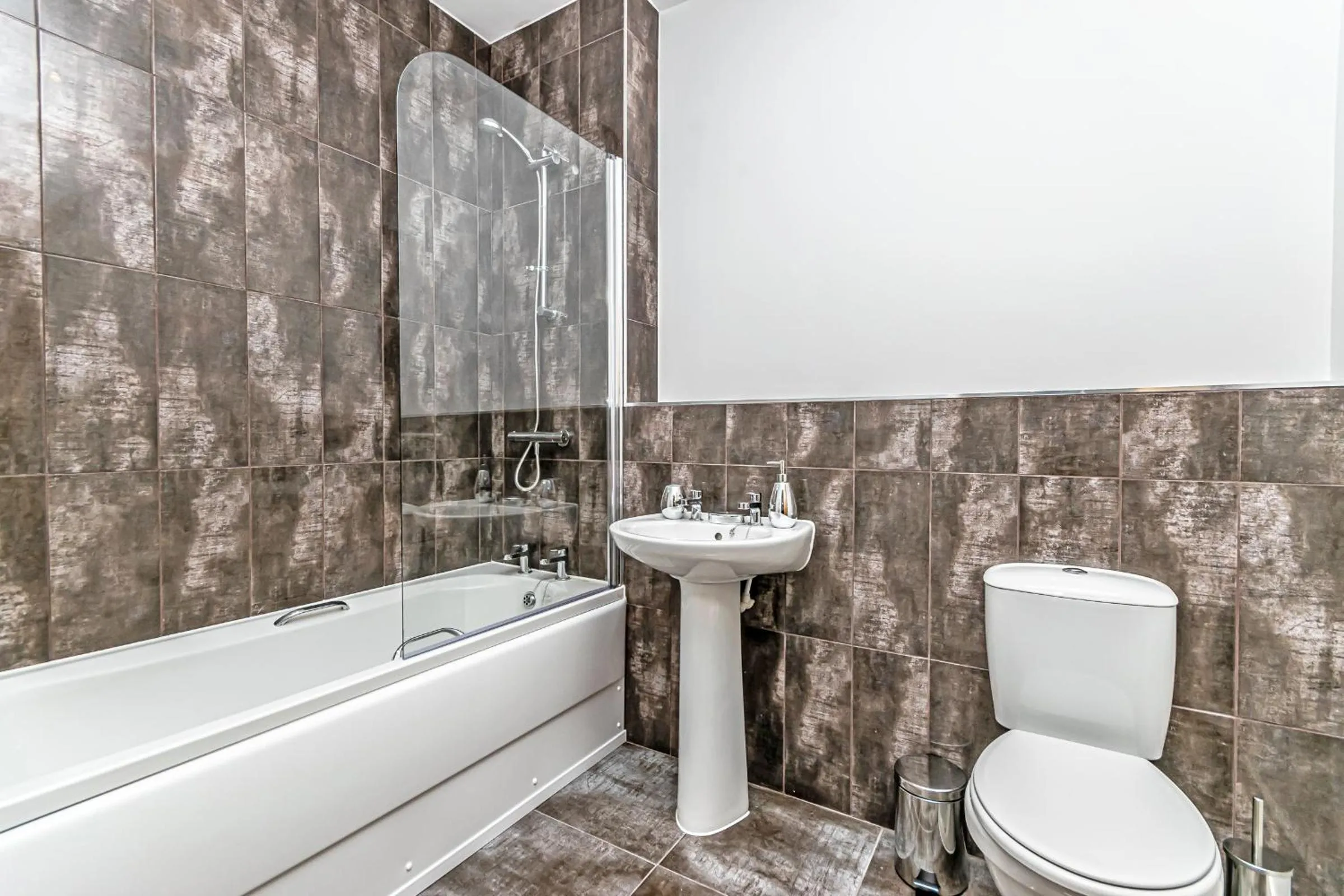 Shower in City Suites by Guestz