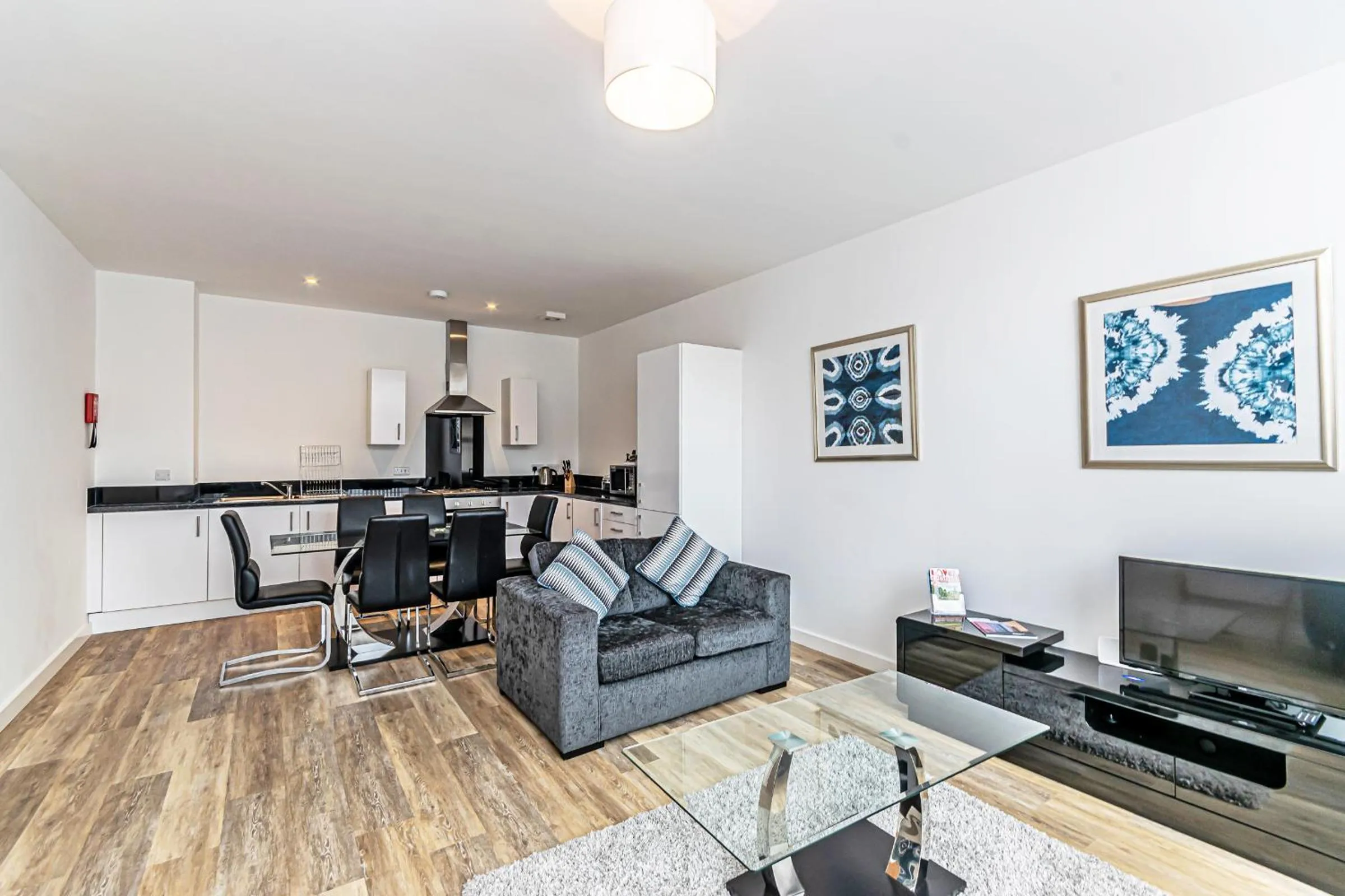 TV and multimedia in City Suites by Guestz