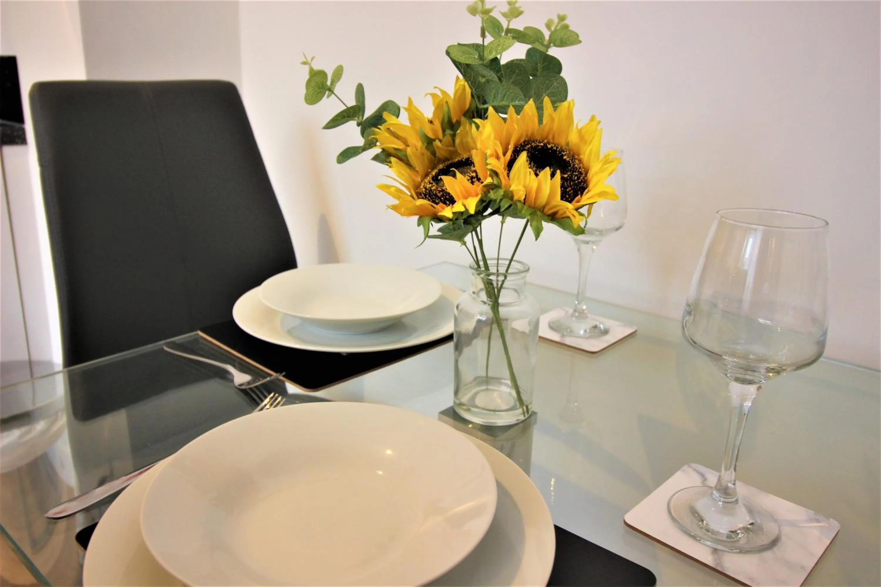 Dining area in City Suites by Guestz