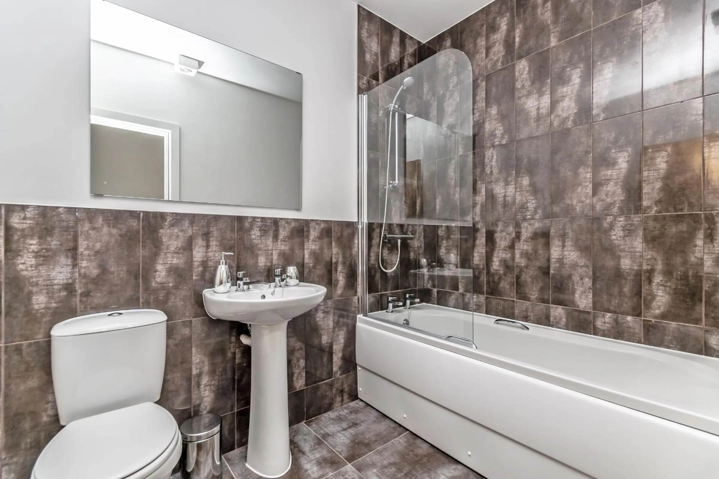 Shower in City Suites by Guestz
