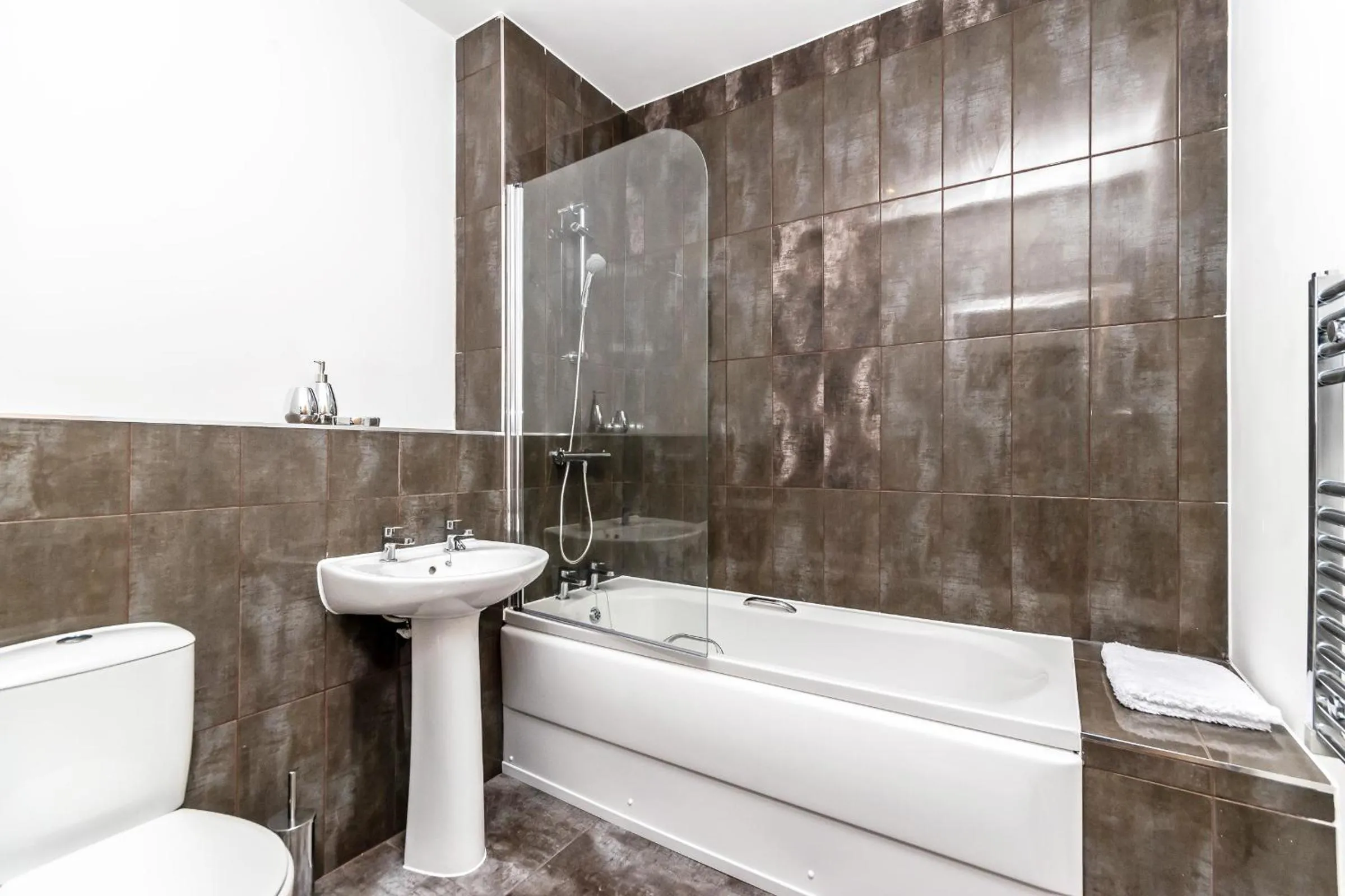 Shower in City Suites by Guestz