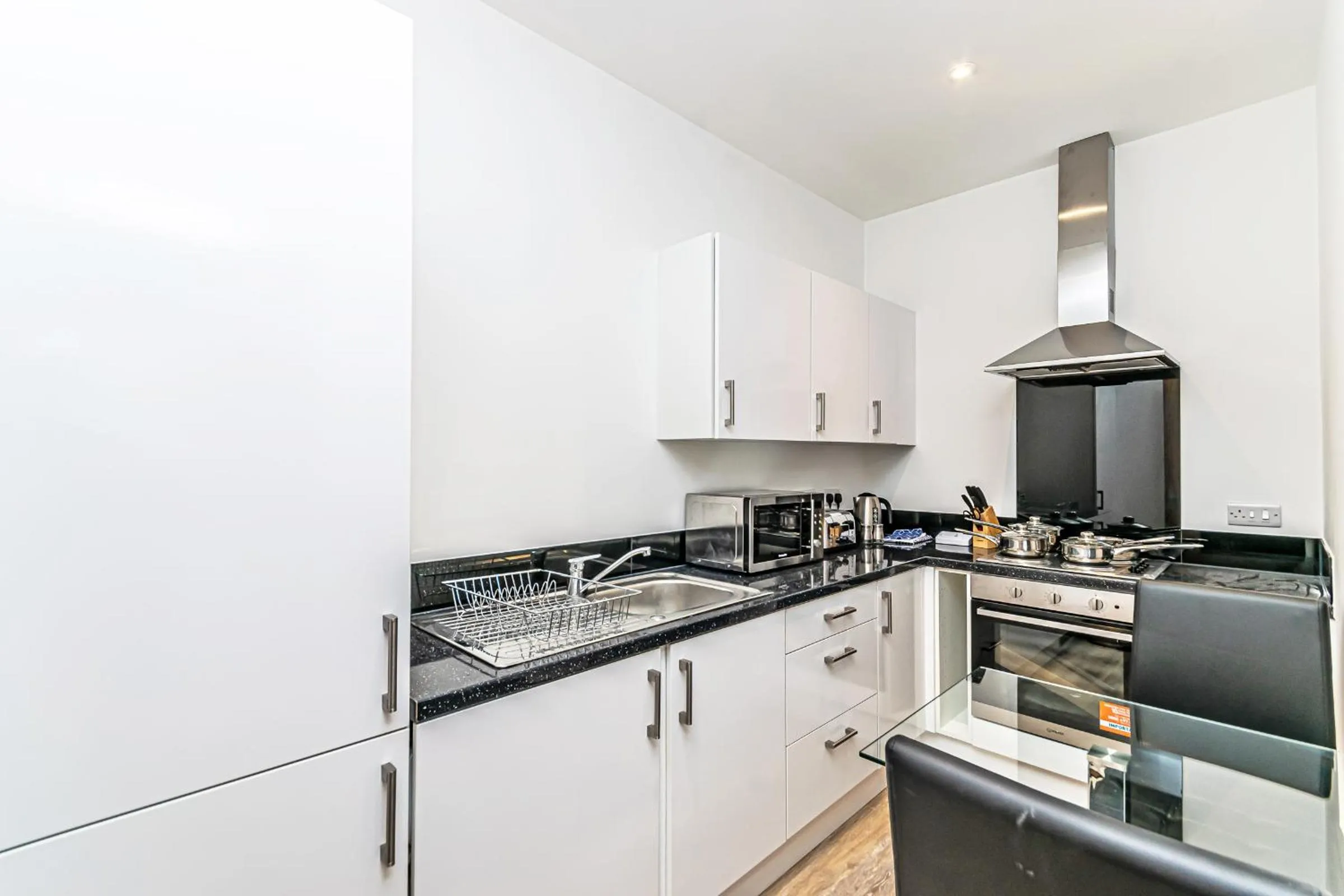 Kitchen or kitchenette in City Suites by Guestz