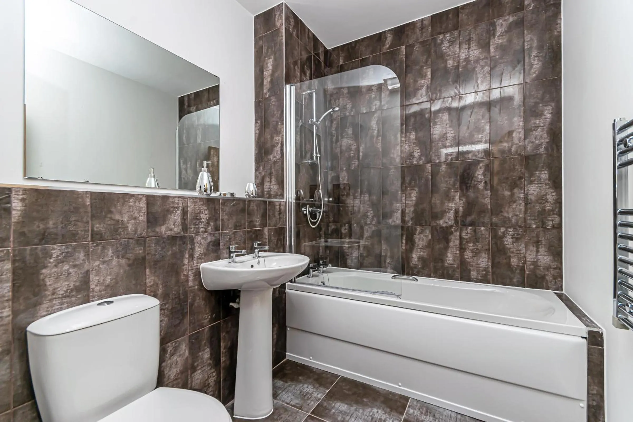 Shower in City Suites by Guestz