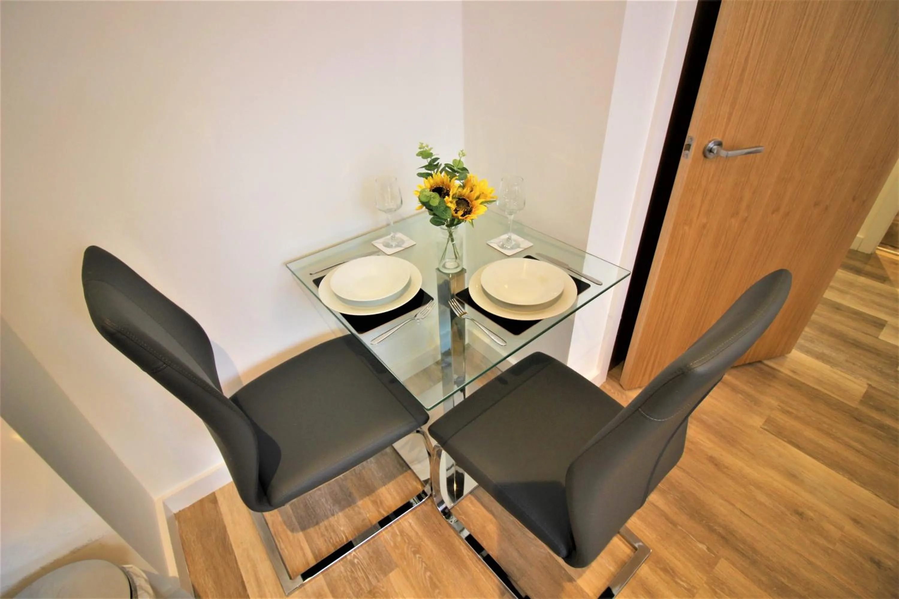 Dining area in City Suites by Guestz