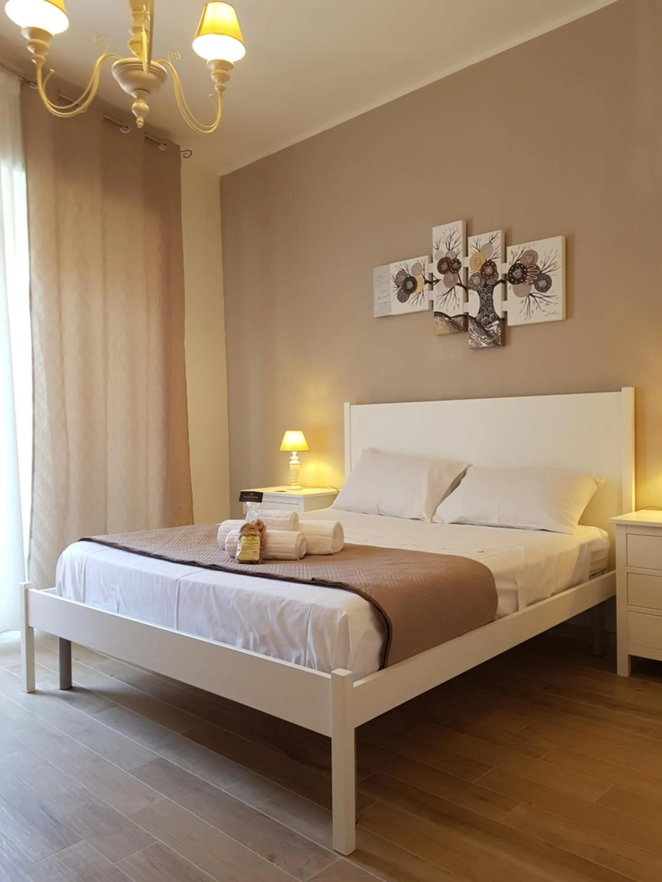 Photo of the whole room, Bed in Royal House