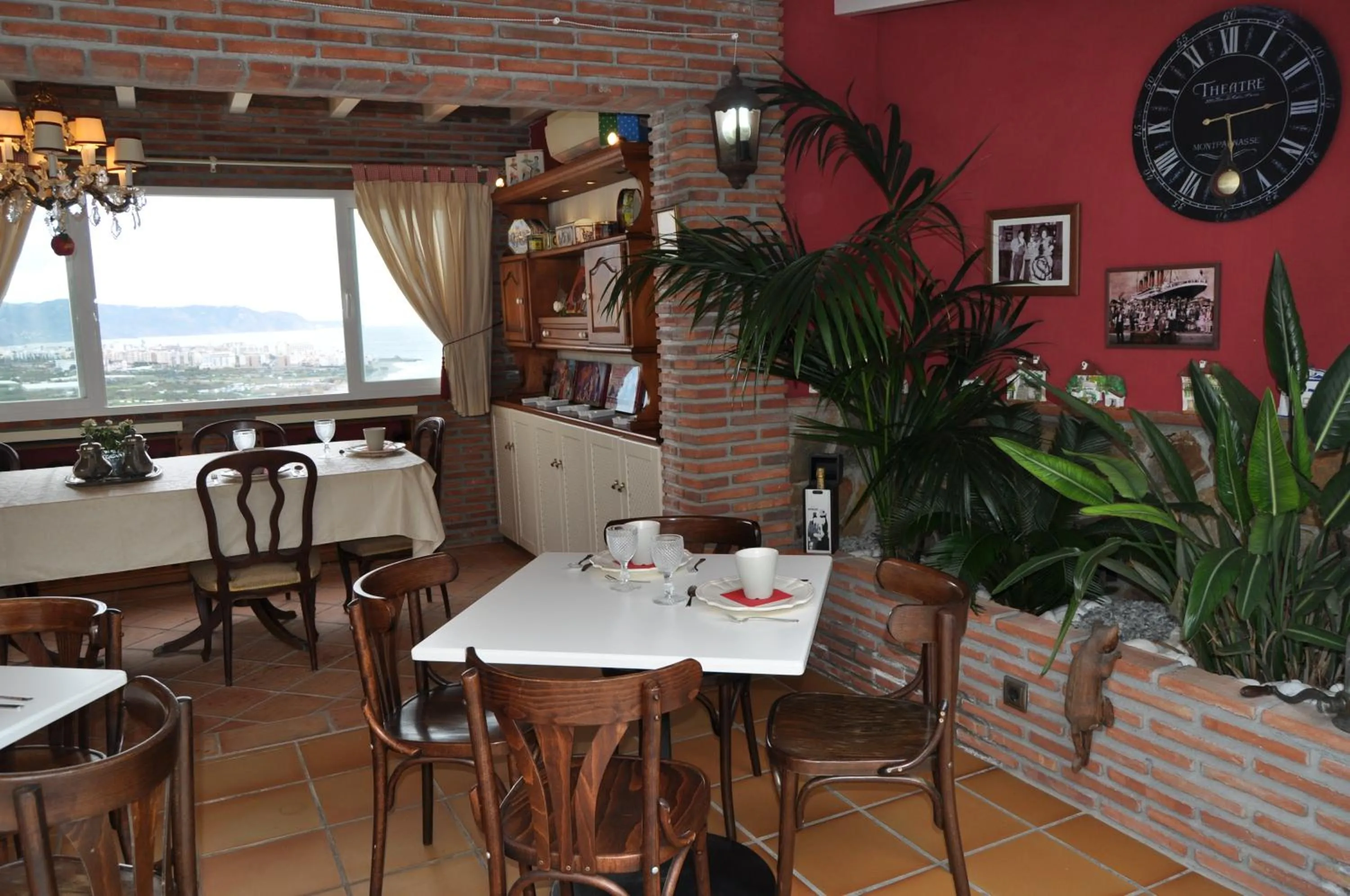 Restaurant/places to eat in Welcome Inn Nerja guest house Luxury Bed & Breakfast