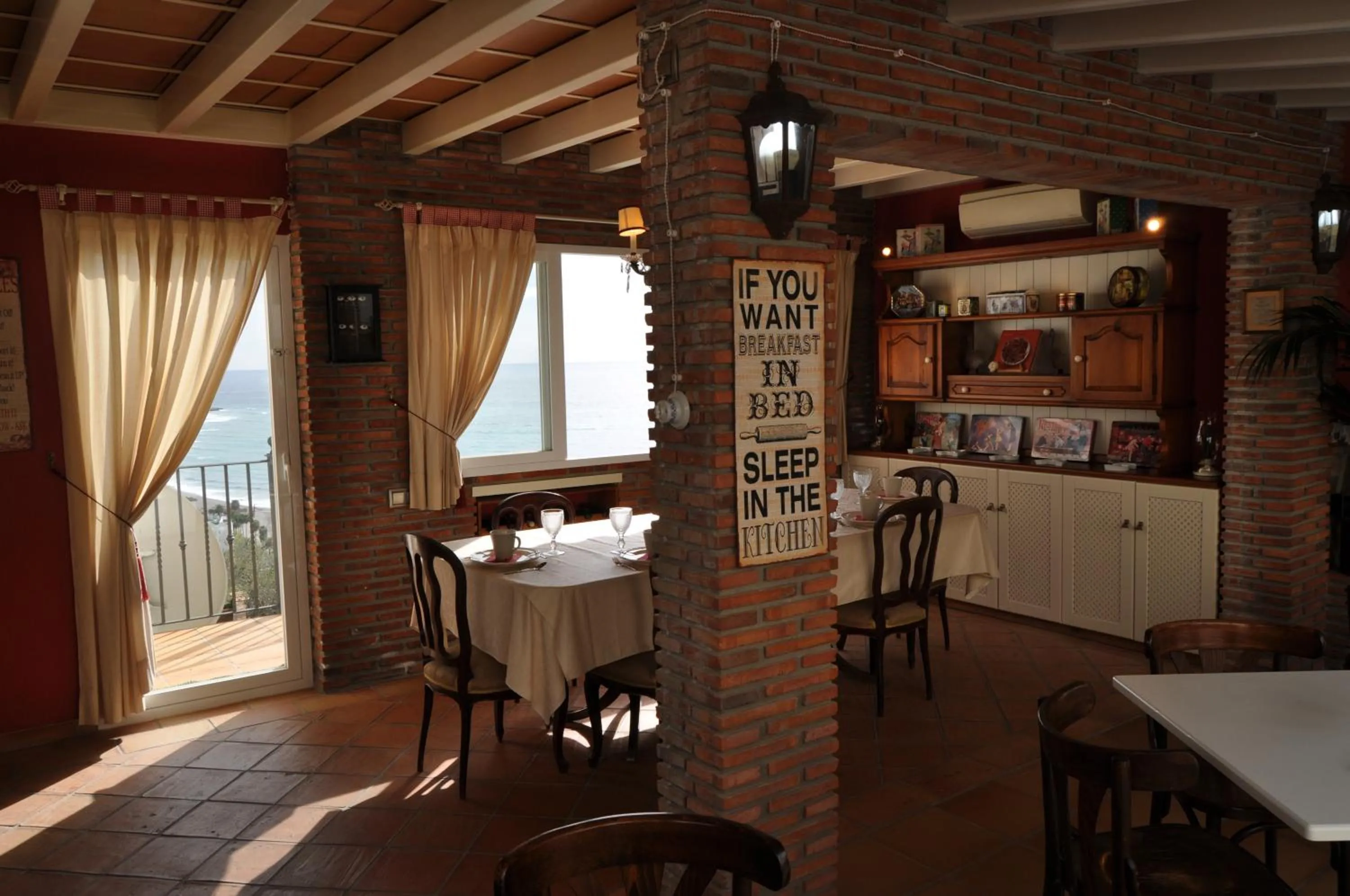 Restaurant/places to eat in Welcome Inn Nerja guest house Luxury Bed & Breakfast