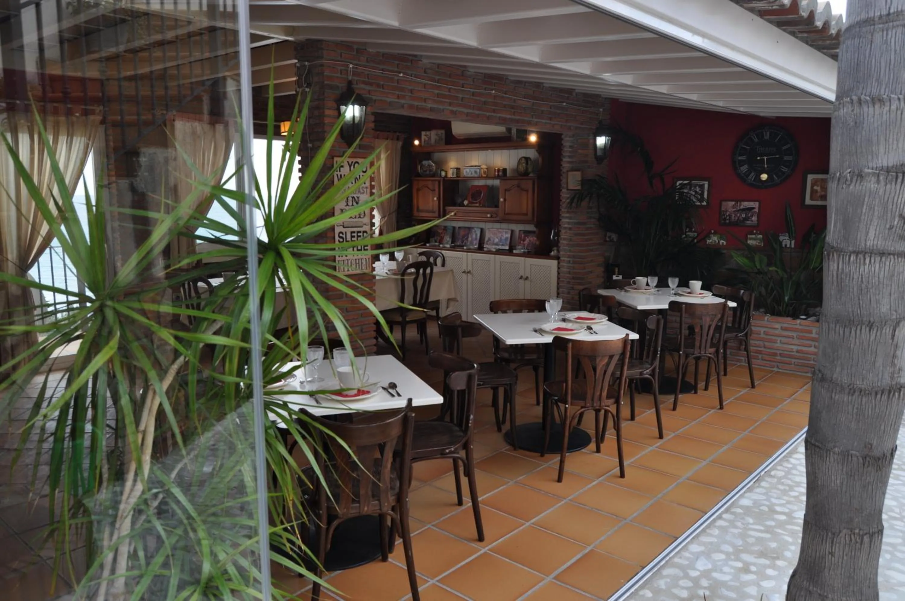 Restaurant/places to eat in Welcome Inn Nerja guest house Luxury Bed & Breakfast