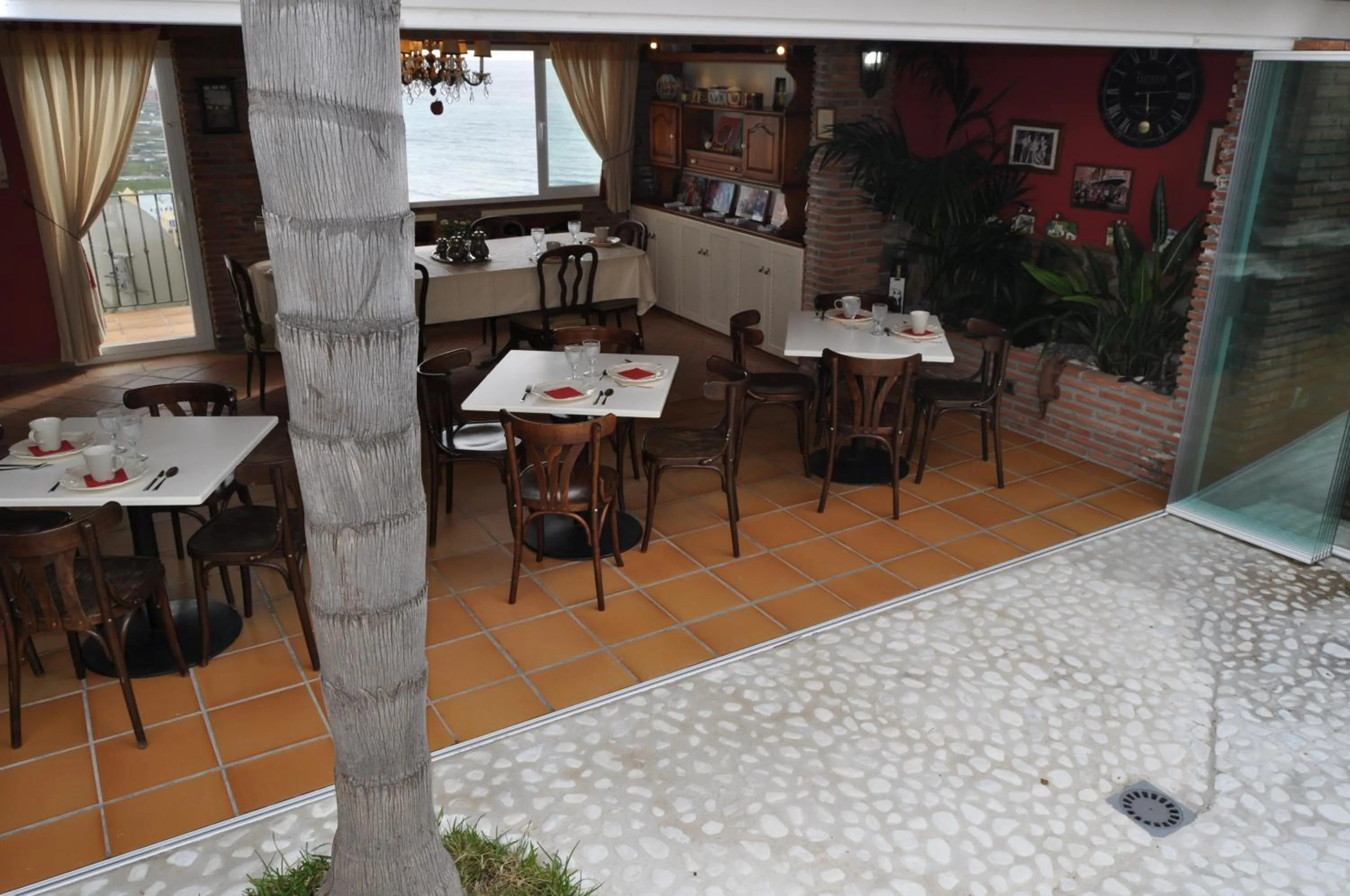 Restaurant/places to eat in Welcome Inn Nerja guest house Luxury Bed & Breakfast