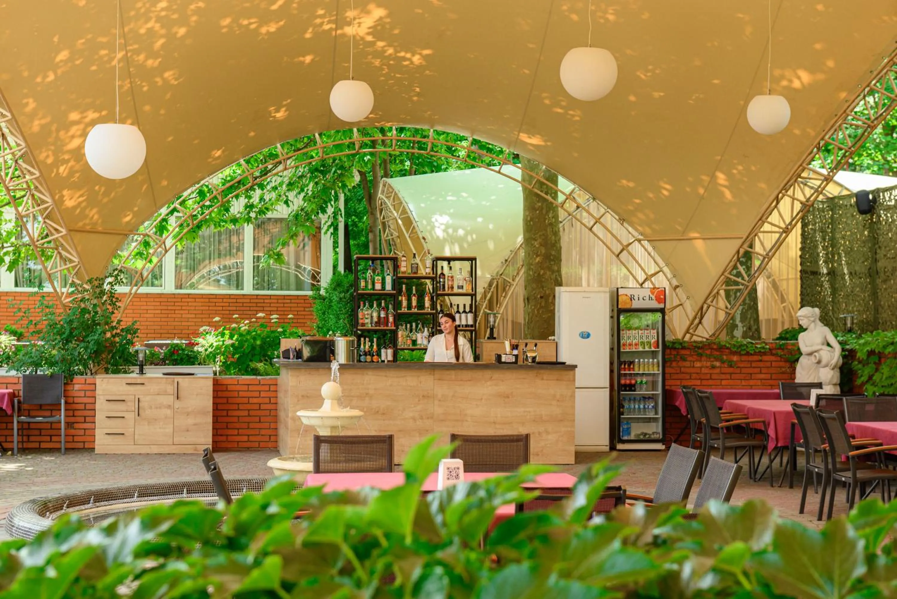 Restaurant/places to eat in Sovinyon Resort